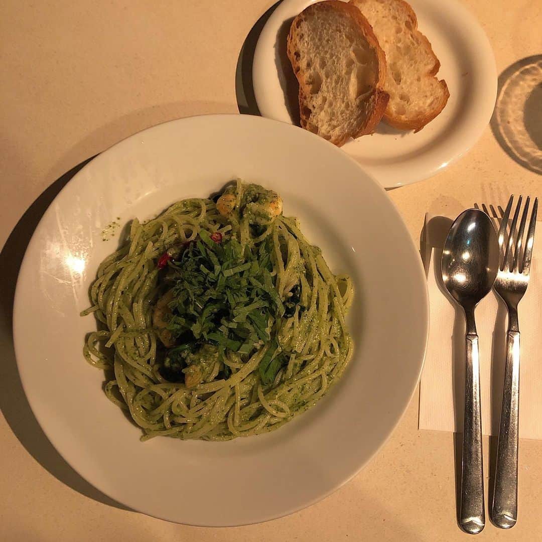 柏山奈々美のインスタグラム：「Pasta🍝🥖😋✨ とある日の #ランチ　#ごちそうさまでした #ジェノベーゼ」