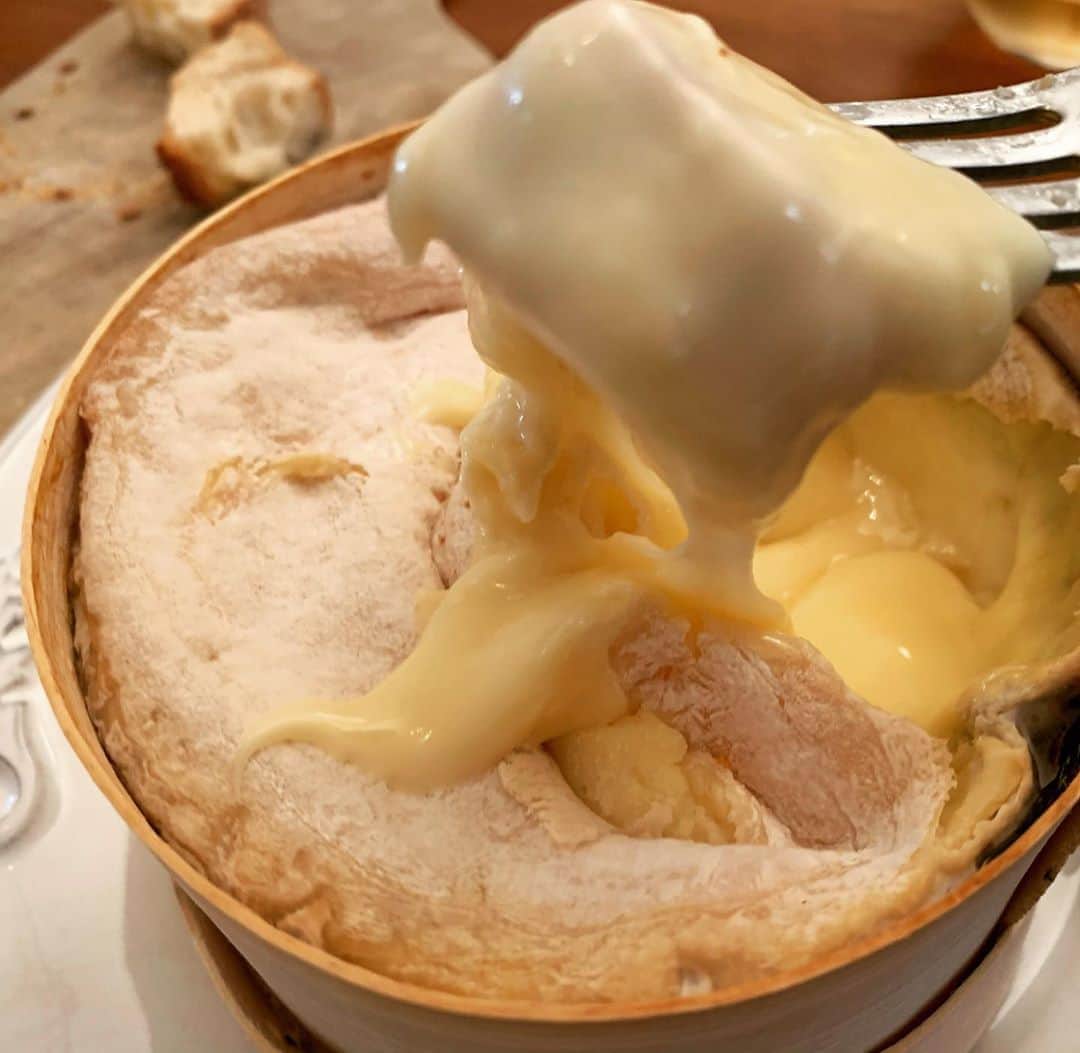 辻仁成さんのインスタグラム写真 - (辻仁成Instagram)「トロトロっ、今日のランチはモンドールチーズだよ。笑いが出るくらい、美味しい。午後もがんばらなきゃ。」1月16日 20時36分 - tsujihitonari