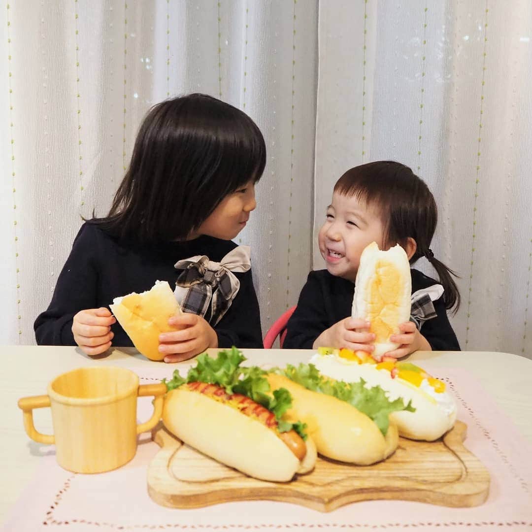 Kuboi Ayumiさんのインスタグラム写真 - (Kuboi AyumiInstagram)「娘たちが笑顔で頬張っているのは﻿ 今日リニューアルオープンしたばかりの 「焼きたてコッペ製パン」のコッペパン。﻿ ﻿ コッペパンというと小学校の給食で食べたなぁという懐かしいパン。﻿ その当時はそこまでおいしいというイメージが無かったのですが﻿、こちらのコッペパンを食べて、そのおいしさにビックリ！！﻿ ﻿ 特別にキッチンにも入れていただいて、コッペパンの焼き上がりから調理まで見せていただいたのですが﻿、つるんときれいなコッペパンを見た瞬間によだれが(笑)﻿ ﻿ 定番のホイップやあんこなどもありますが﻿ 焼肉やコロッケなどの総菜もお店で作っているので﻿ アツアツで具沢山のボリューミーなコッペパンも食べられますよ。﻿ ごはん系もデザート系も種類が豊富なので、何を食べようか迷っちゃいます。﻿ ﻿ 焼きたての何もジャムや具が入っていないコッペパンも食べさせていただいたのですが﻿ もっちもちで本当においしくて、娘たちへのお土産に。﻿ ﻿ コッペパンにかぶりついて、ぺろっと食べていました。﻿ ﻿ 娘たちはフランクとフルーツホイップがお気に入りだったみたいです。﻿ 私のおすすめはえびアボカドと焼きサバ。﻿ 特に焼きサバはジューシーでくさみも無くて、リピートしたいなと。﻿ バジルソースもいいアクセントに。﻿ ﻿ 綾瀬駅から１分と駅近なので、気になる方は行ってみてください☆﻿ 暖かくなったら、いろんなコッペパンを持ってピクニックもいいかも。﻿ 食べすぎ注意ですｗ﻿ ﻿ ﻿ @yakitate_koppe_seipan﻿ ﻿ #女の子ママ #リンクコーデ #おうちごはん #おうちカフェ #パン屋﻿ #焼きたてコッペ製パン #コッペパン　#コッペパン専門店　#pr #テイクアウト専門店　#綾瀬駅　#リニューアルオープン」1月16日 20時38分 - himekagami