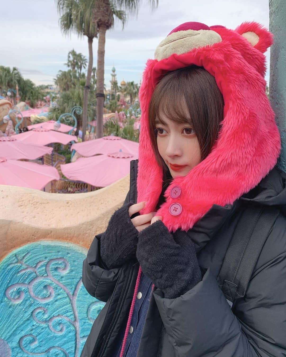外川礼子のインスタグラム：「. 防寒対策第一の服装です。末端冷え性つらい。 なんだか死んだ目をしてますが楽しかったですヨ #東京ディズニーシー #ディズニー #disney #disneysea」