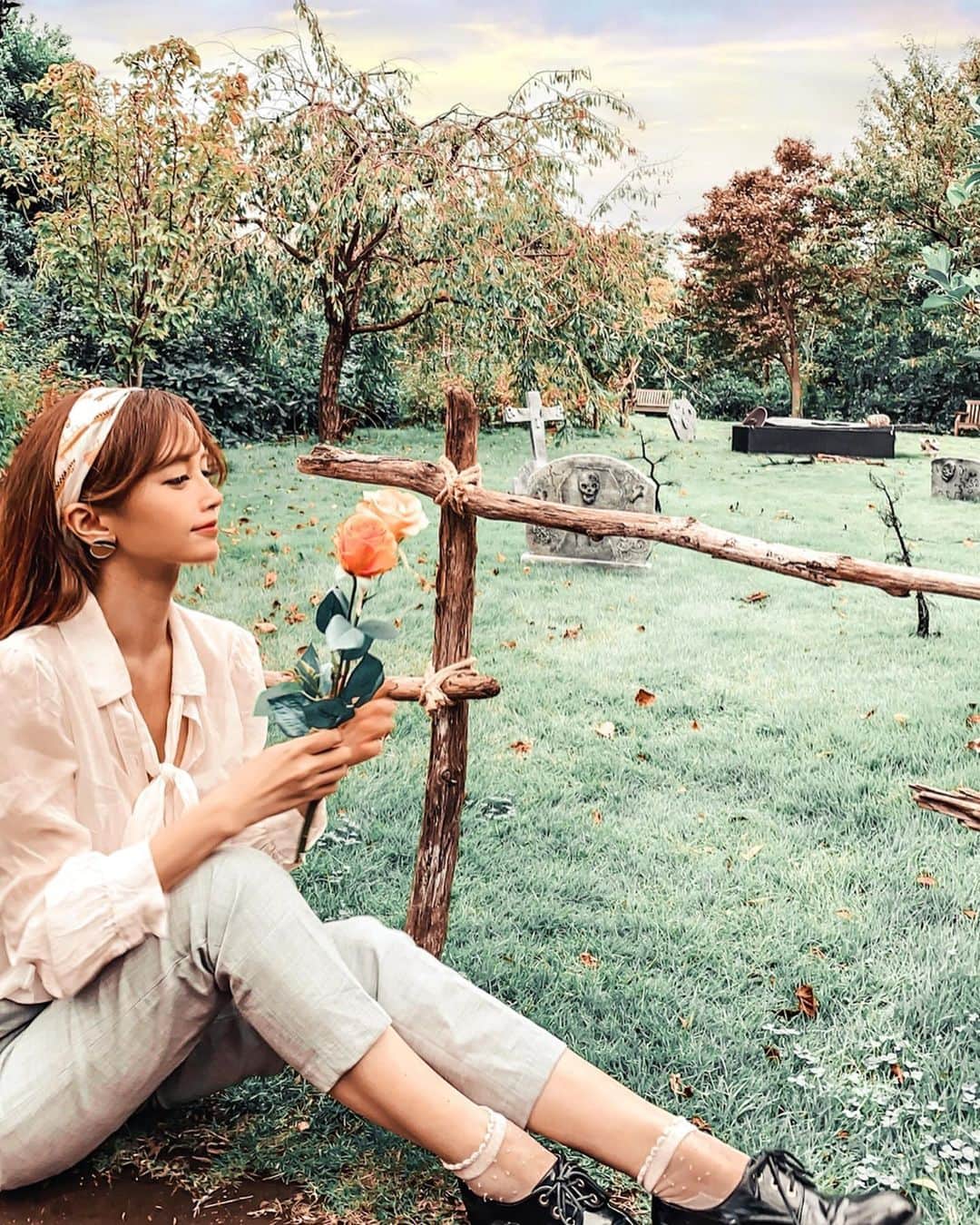 のインスタグラム：「Photos that remind me of Halloween👻 . . The concept of this garden changes according to the season😉 . . .  #庭 #写真部 #写真 #ガーデン #ハロウィン #美しい #rose  #インスタグラマー #instagramjapan #ファインダー越しの私の世界 #ファインダー越しの世界  #flowers  #wonderful_places #花 #花のある暮らし #ig_japan #photo_japan #photo_jpn  #igersjp #beautifulmatters #moodygrams  #travelandleisure #インスタ映え #花のある生活 #横浜 #横浜イングリッシュガーデン #ローズ #british #薔薇 #🇬🇧」