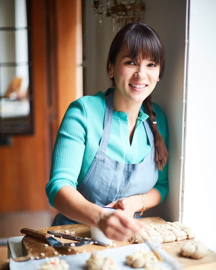 レイチェル・クーさんのインスタグラム写真 - (レイチェル・クーInstagram)「#tbt to baking Swedish buns for my cookbook The Little Swedish Kitchen. Current situation it’s week 6 of renovating the kitchen where baking buns is all but a distant memory, in reality it’s all about doing dishes in the shower 😂 Photo @davidloftus . . . . . . . . . . . . . . #rachelkhoo #thelittleswedishkitchen #swedishbaking #baking #swedishfood」1月16日 20時48分 - rachelkhooks