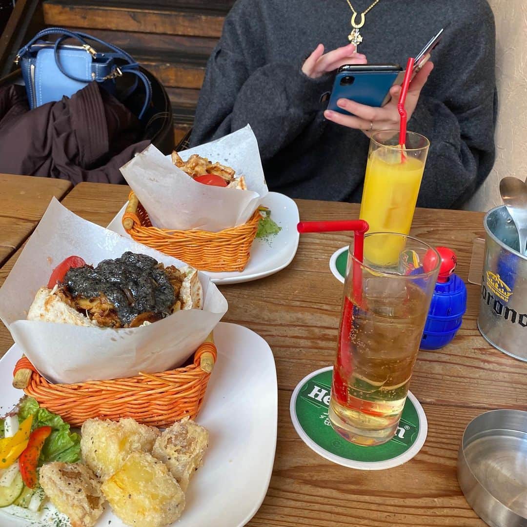 小栁紫苑さんのインスタグラム写真 - (小栁紫苑Instagram)「昨日しのちゃんと遊んでケバブ食べたくね？！ってなって急遽駆け込んだ😂😂😂 いっつもはもう一個のお店行くんやけど初めてこっち行った(´﹃｀) 小栁は全メニュー制覇しようと思う😎 よし。コメント返すよ！どんとこいっ  #ケバブバーアンプル #グルグルチキン」1月16日 20時49分 - r__s__0608