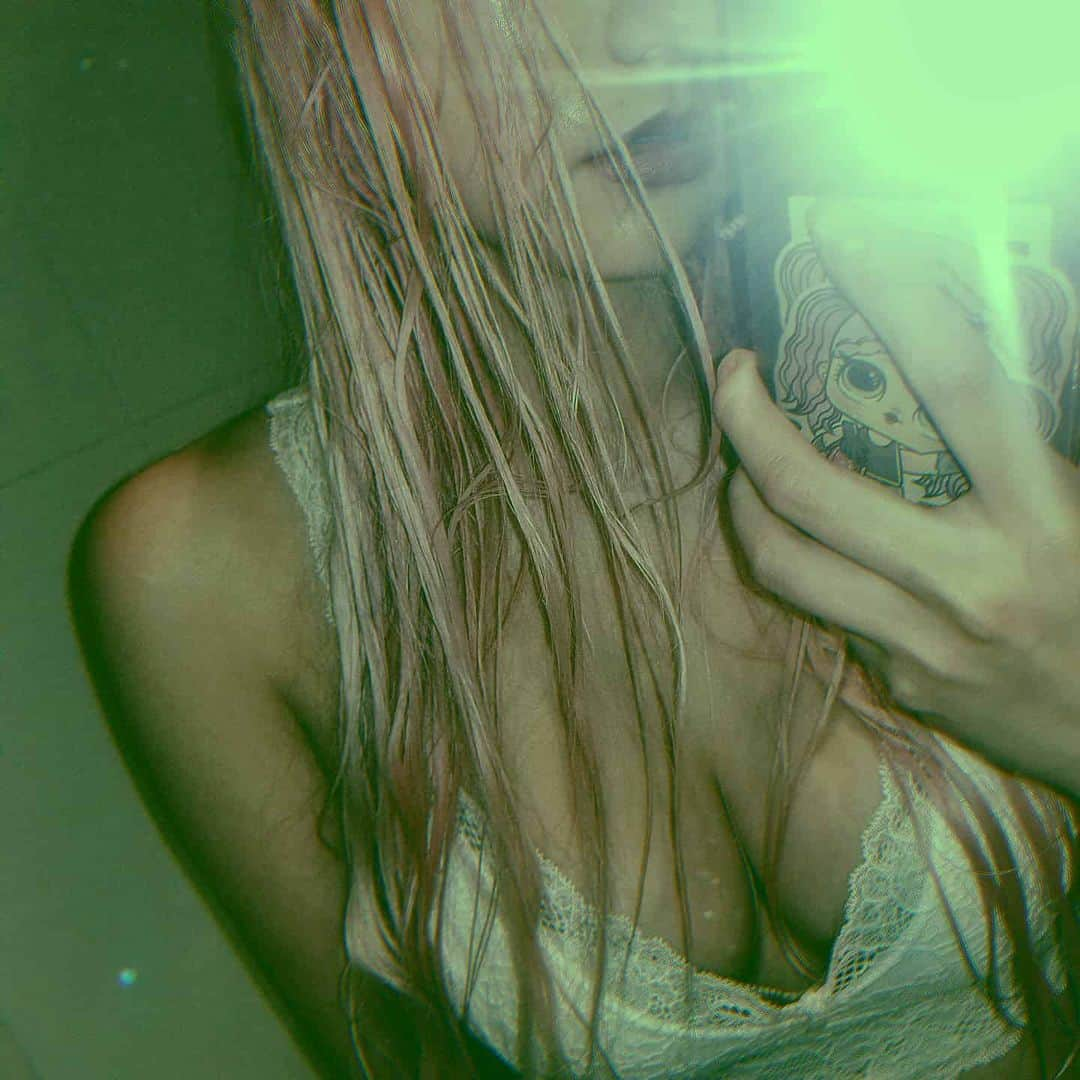 小林レイミさんのインスタグラム写真 - (小林レイミInstagram)「The mirror now is shattered awakens by you who doesn't see🥀 #pinkhair #mirrorselfie #lingerie #mood #reallife #vsco #mymood #moodedits」1月16日 20時53分 - _reimi._____