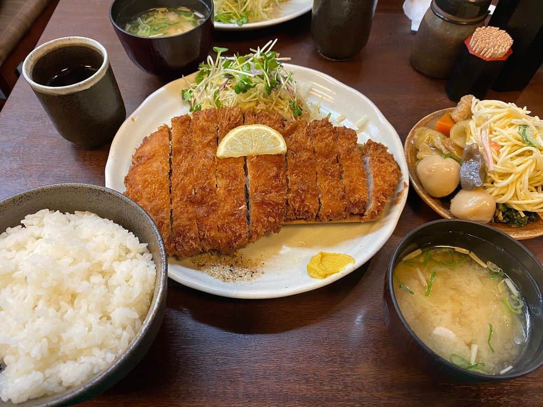 カバのインスタグラム：「本日のでぶ活。 上本町のとんかつたわらさん！お一人様一回の小皿バイキングが嬉しいです！うまカバちゃんでした🙏️✨ あぁ、痩せたい！ . . #本日のでぶ活 #上本町 #たわら #とんかつ#ランチ#グルメ#グルメ好きな人と繋がりたい#肉#肉食 #あぁ、痩せたい #再開」