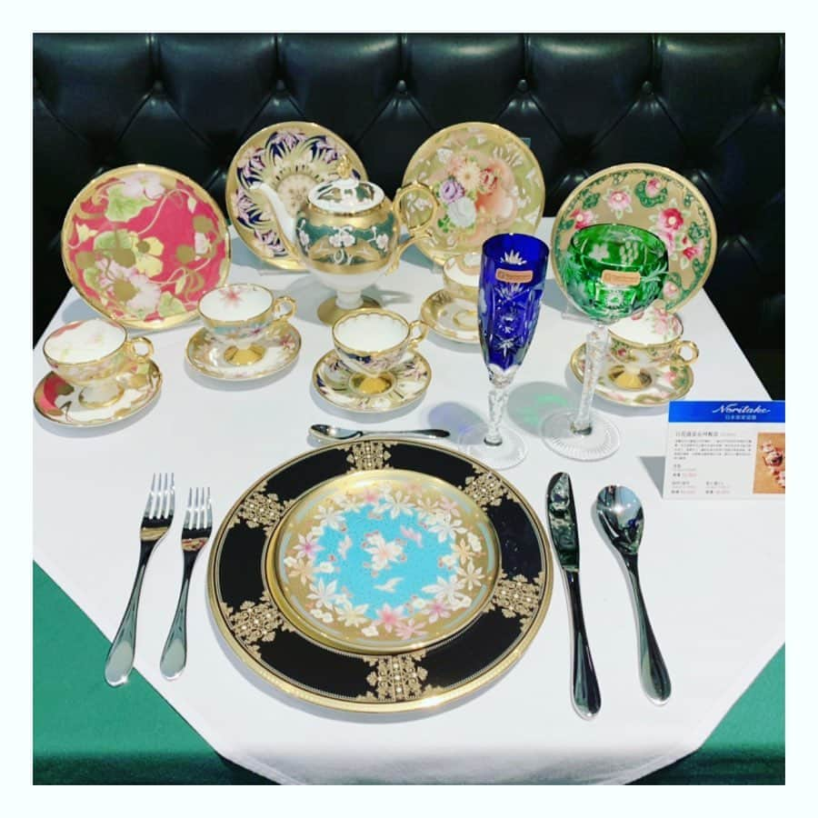 田中千絵さんのインスタグラム写真 - (田中千絵Instagram)「今日は台北で、 Noritake 大倉陶園の100周年 限定コレクションの鑑賞イベントに ゲストで参加させていただきました。  100年。 数字では簡単に表せますが、 100年の時間の流れの中に、 いったいどれほどのストーリーが あったのでしょうか⋯。 ひとつの芸術にそそがれる心と技術は、 本当に頭がさがります。  Noritake 大倉陶園の100周年 限定コレクションは、 これから台湾の各都市に展示されていきます。 この機会に、台湾のたくさんの方にも 大倉陶園の素晴らしい作品を 観ていただきたいです👏🏻👏🏻👏🏻 . Noritake Okura is beautiful and historical  tableware and chinaware^^ I’m very proud of introducing  such a wonderful Japanese ceramics brand  to Taiwanese friends!!! . 今天以來賓的身分 在台北參與Noritake 大倉陶園100周年 限定瓷藝鑑賞活動。  100年。 寫數字很簡單 卻很難想像在這麼悠久的時間裡發生了 多麼的背後故事啊⋯。 非常佩服所藝術師傅們 對自己作品的熱情創作及細緻技術。  Noritake 大倉陶園的100周年限定經典作品 開始展開台灣巡迴展了。 請台灣的朋友趁這次的機會 多多欣賞大倉陶園非常美麗的瓷藝喔👏🏻👏🏻👏🏻 . . Makeup: @backstage_aga  Hair: @clifflai__  Dress: @eddie.and.mi  Thanks a lot💋💋💋 . . . #台湾 #台北 #taipei #noritake #大倉陶園 #瓷藝品 #こんなに緊張して陶器を持ったのはじめて #noritakeokura100周年 #台北と東京の生活 #中国語」1月16日 21時01分 - chietanaka817