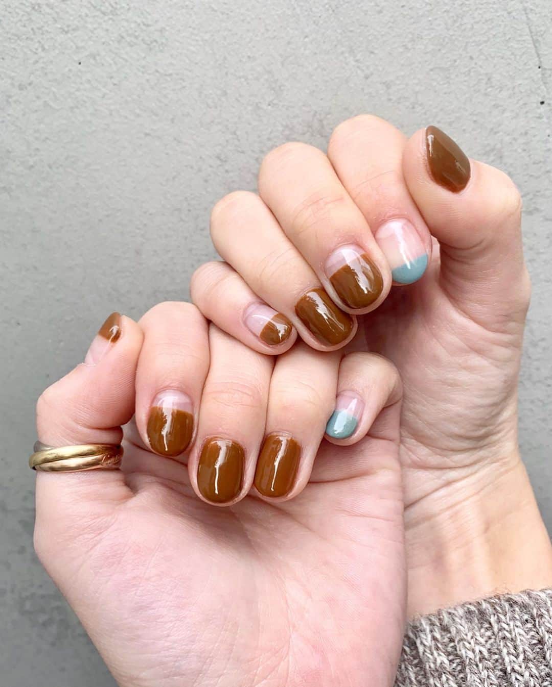 月本えりさんのインスタグラム写真 - (月本えりInstagram)「@risa.malvina @malvina.salon テディベア🧸ぽいブラウンとシーグラスみたいなブルーの組み合わせ!!!ランダムに塗って脱シンプル💅 泣くほど笑った、ちゃんりさありがとう😊♥️ #nails #gelnails #brownnails #🧸 #blue #seaglass #simplenails #beauty #design #brown #アバター」1月16日 21時05分 - eritsukimoto