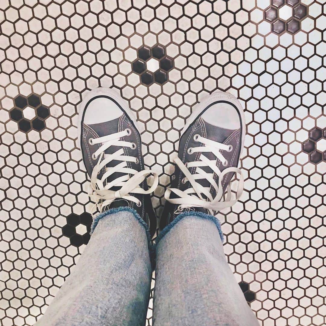 蒼木まやのインスタグラム：「・ 大好きコンバース👟 最近グレー率が高い☺︎ ・ #converse #sneakerspics  #コンバース #スニーカーコーデ #足元コーデ」