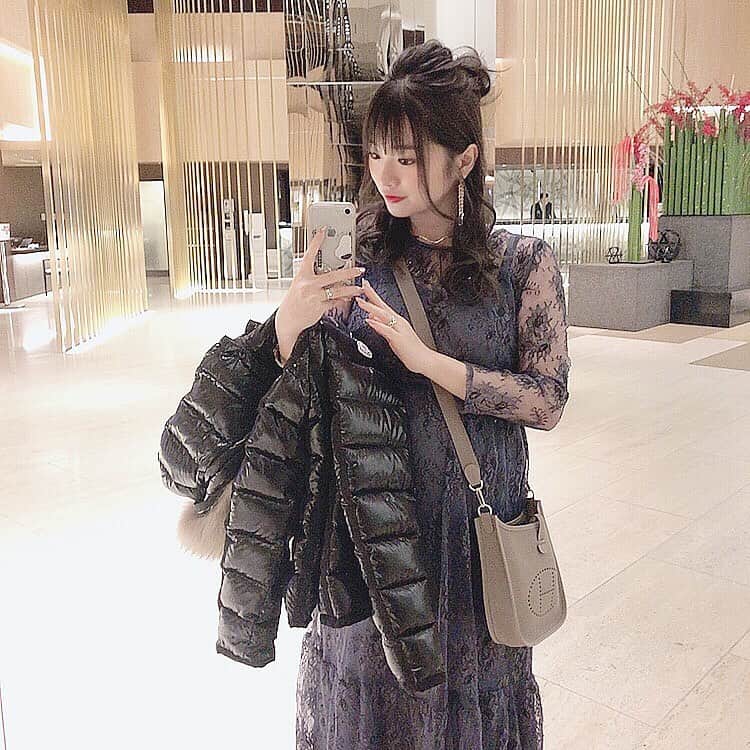 伊藤りかさんのインスタグラム写真 - (伊藤りかInstagram)「． @kaene_official の総レースワンピース◌ (私はMサイズのネイビーを着用してます🤰🏼) * 妊娠6ヵ月頃に購入して 8ヵ月のぽんぽこりんお腹でも着れました🥰！ 後ろがチャックやからちょっと大変やけど 胸下はゴムになってるので妊婦さんにもオススメ✩ (チャックとファスナーの意味は同じみたい🙆🏼‍♀️) * 妊娠してから、結婚式の衣装に悩んでますと よくDMを頂くので参考にしてもらえると。。❤︎ 私は今週末の、 従兄弟の結婚式もこれで参列予定です..！💍♡ * #女の子 #ぱっつん前髪 #可愛い #カラコン #ゆる巻き #シースルーバング  #お呼ばれコーデ #検診 #妊婦 #妊婦コーデ #マタニティライフ #マタニティドレス #妊娠8ヶ月 #結婚式コーデ #結婚式お呼ばれ #お呼ばれドレス #妊娠記録 #妊婦生活 #マタニティ #マタニティコーデ  #dress #ootd #code  #fashion #baby #伊藤りか #snsクリエイター」1月16日 21時05分 - rrrika.i