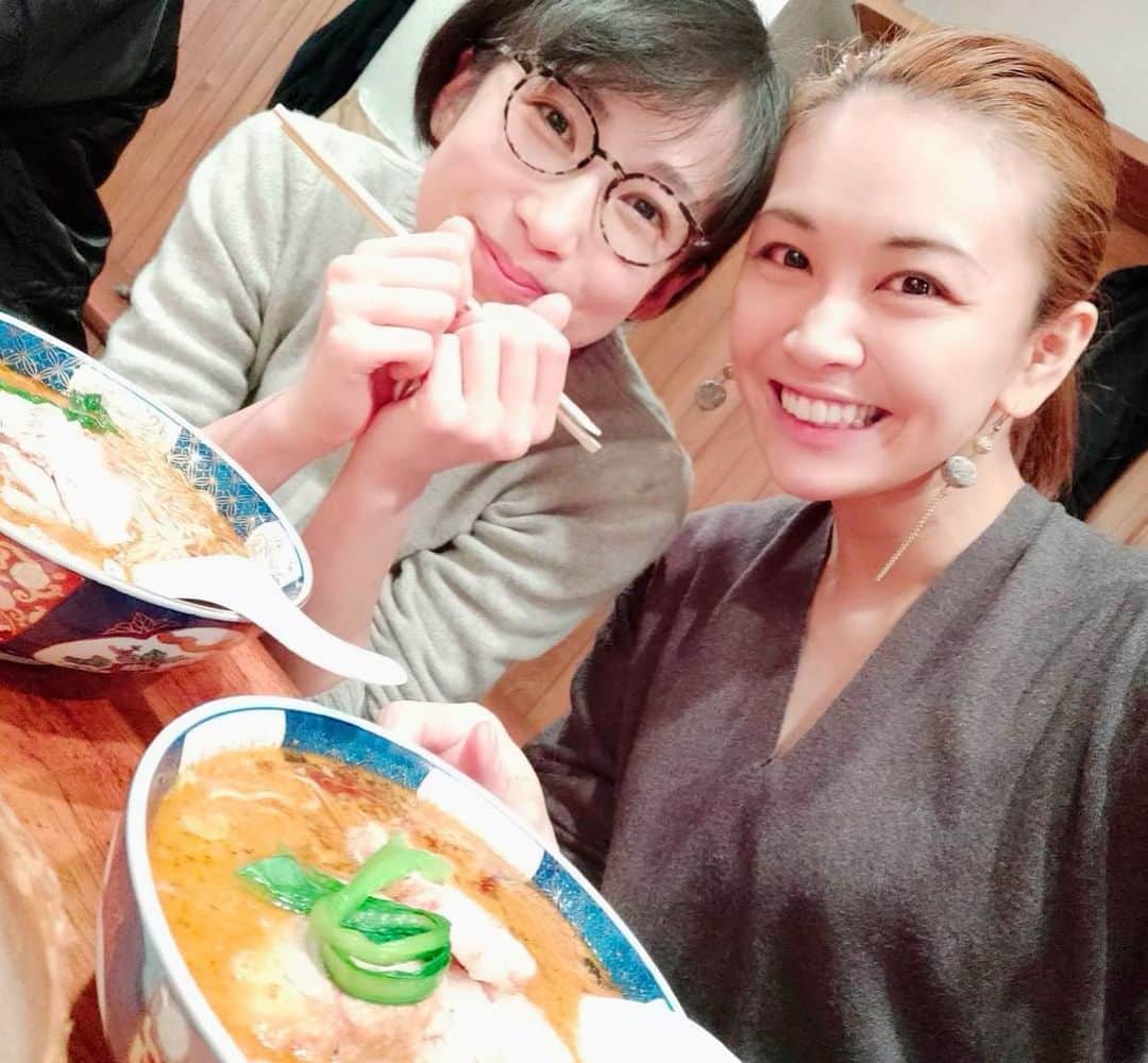大月さゆのインスタグラム：「終演後は日生劇場「フランケンシュタイン」に出演中の#栗山絵美　ちゃんとラーメン食べた❣️ 貴重な同い年の仲間でもある彼女😊✨また同じ舞台に立ちたいっ！！ 会うとホッとするる〜🥰 #シャボン玉とんだ宇宙までとんだ  #終演後ごはん」