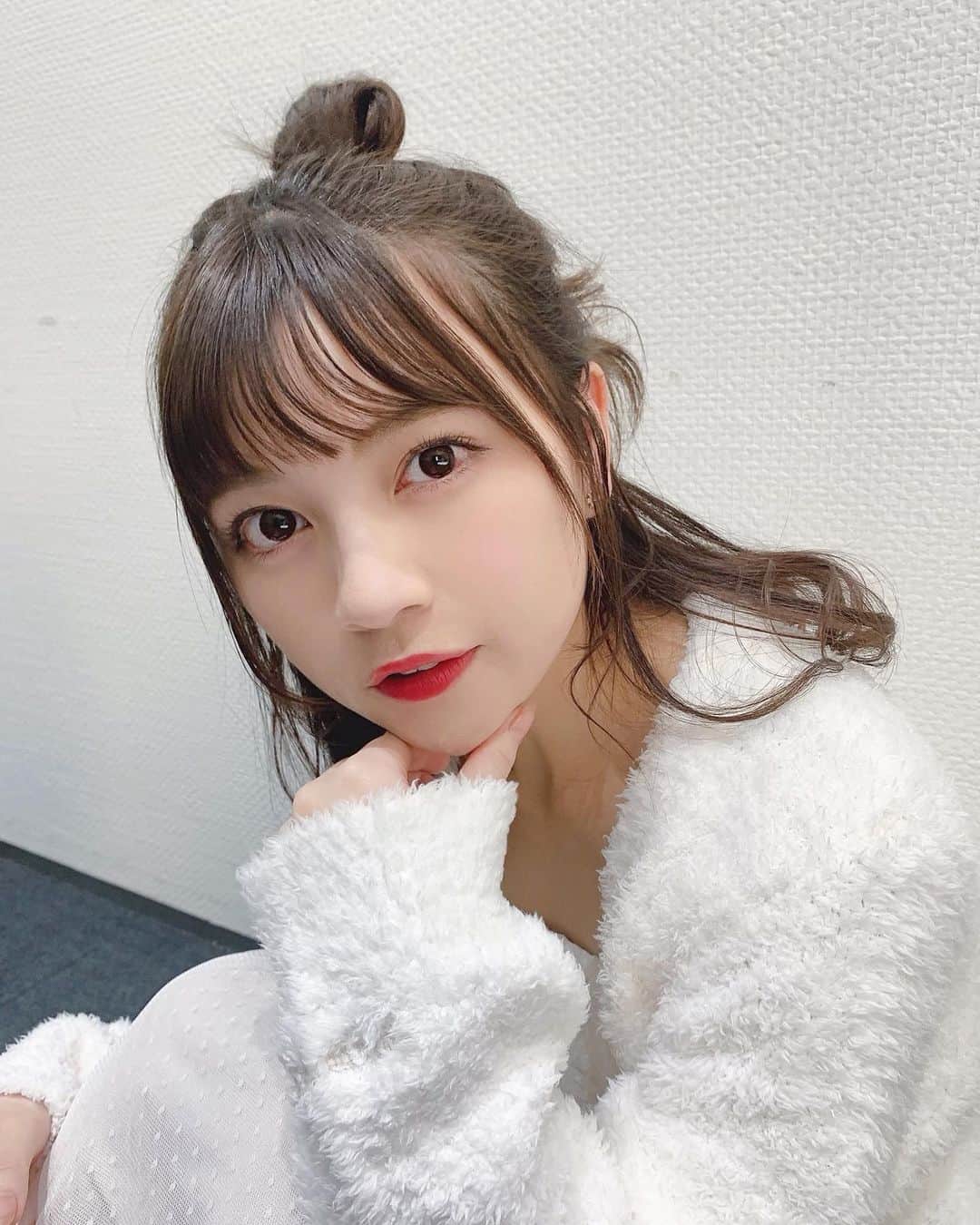 廣川奈々聖のインスタグラム：「もこもこルームウェアにお団子ヘア❤︎🐇💭 ﻿ ﻿ 2/16に女子限定ライブあります！是非﻿ ﻿ ﻿ ﻿ #部屋着#ルームウェア#おうちコーデ#お団子アレンジ#🐰」