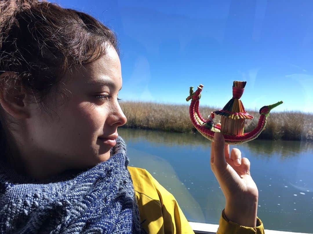 仲川希良さんのインスタグラム写真 - (仲川希良Instagram)「番組内のミニコーナーを担当している bayfm 「THE FLINTSTONE」 先週11日の放送には探検家・葦船航海士の石川仁さんが出演されていました ・ ・ 私もチチカカ湖で葦船に乗った事があります 強い日差しの下どっしりとした紺色の湖面が輝いて ぼんやりするほど美しかったことを思い出しながら聴きました ・ トトラという草を編んで出来た浮島の上で暮らす人々が手作りした葦船のおもちゃ 今も大事に我が家に飾ってあります ・ ・ 石川さんいわく 葦船を使って自然に身を委ねた昔ながらの航海は タイムマシンに乗らずして太古の人々と同じ時を過ごせる、と ・ アメリカ・サンフランシスコから4,000km離れたハワイ諸島を葦船で目指す現在進行中のプロジェクト「EXPEDITION AMANA」 資金はクラウドファンディングで集めているそう 皆の想いを束ねた船でのプロジェクト成功をお祈りしています！ ・ ・ bayfm 「THE FLINTSTONE」は 毎週土曜18:00〜19:00 1週間の間ならradikoアプリでタイムフリー再生出来ます！ ・ ・ 私が担当しているコーナー「mont-bell アウトワードコラム」は18:25〜5分ほど ここ数週間はモンベルの辰野会長と「ソロキャンプ」についてお話ししています 今週は行き先を決めずに出発するソロキャンプの提案……これもある意味冒険ですね♩ ・ ぜひお聴きください！ ・ ・ #📻 #🌏 #⛰ #⛵️ #bayfm #flintstone #フリントストーン #montbell #モンベル #葦船 #石川仁 さん #チチカカ湖 #冒険」1月16日 21時08分 - kiranakagawa