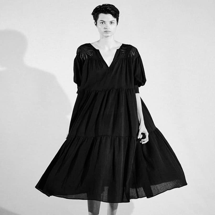 STRIPE DEPARTMENTさんのインスタグラム写真 - (STRIPE DEPARTMENTInstagram)「muller＝“Dress for daily life”というコンセプトで、女性をより"女性らしく"魅せるスタイルを提案する人気のブランドmuller of yoshiokubo（ミューラーオブヨシオクボ）から新ライン「Black Dress」がデビューしました。﻿ ブランドの原点に立ち返って作ったという永遠のブラックドレスラインは、女性の特別なシーンを華やかに美しく彩ってくれる。﻿ ここぞと言うシーンに、さらっと一枚で様になるmuller of yoshiokuboのブラックドレスは一着は持っておきたいです。﻿ ﻿ 商品は画像をタップするとご覧になれます。 ぜひチェックしてみてください。 ﻿ #ストデパwomen﻿ #ストデパ #ストライプデパートメント #stripedepartment﻿ #mullerofyoshiokubo #ミュラーオブヨシオクボ﻿ #newarrivals #womensfashion #blackdress #blackdressline #新作 #ブラックドレス #ブラックドレスは永遠 #永遠のドレス #永遠の1着 #フォーマルドレス #エレガントスタイル」1月16日 21時10分 - stripedepartment