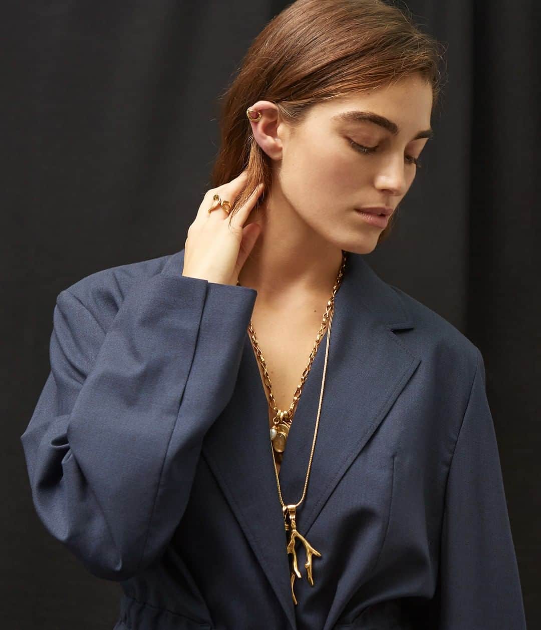 グーセンス パリのインスタグラム：「ECUME helix jewel and ring, TALISMAN necklaces. . . #Goossens #jewels #ring #necklace #bead #rockcrystal  #yellow #gold #brass」