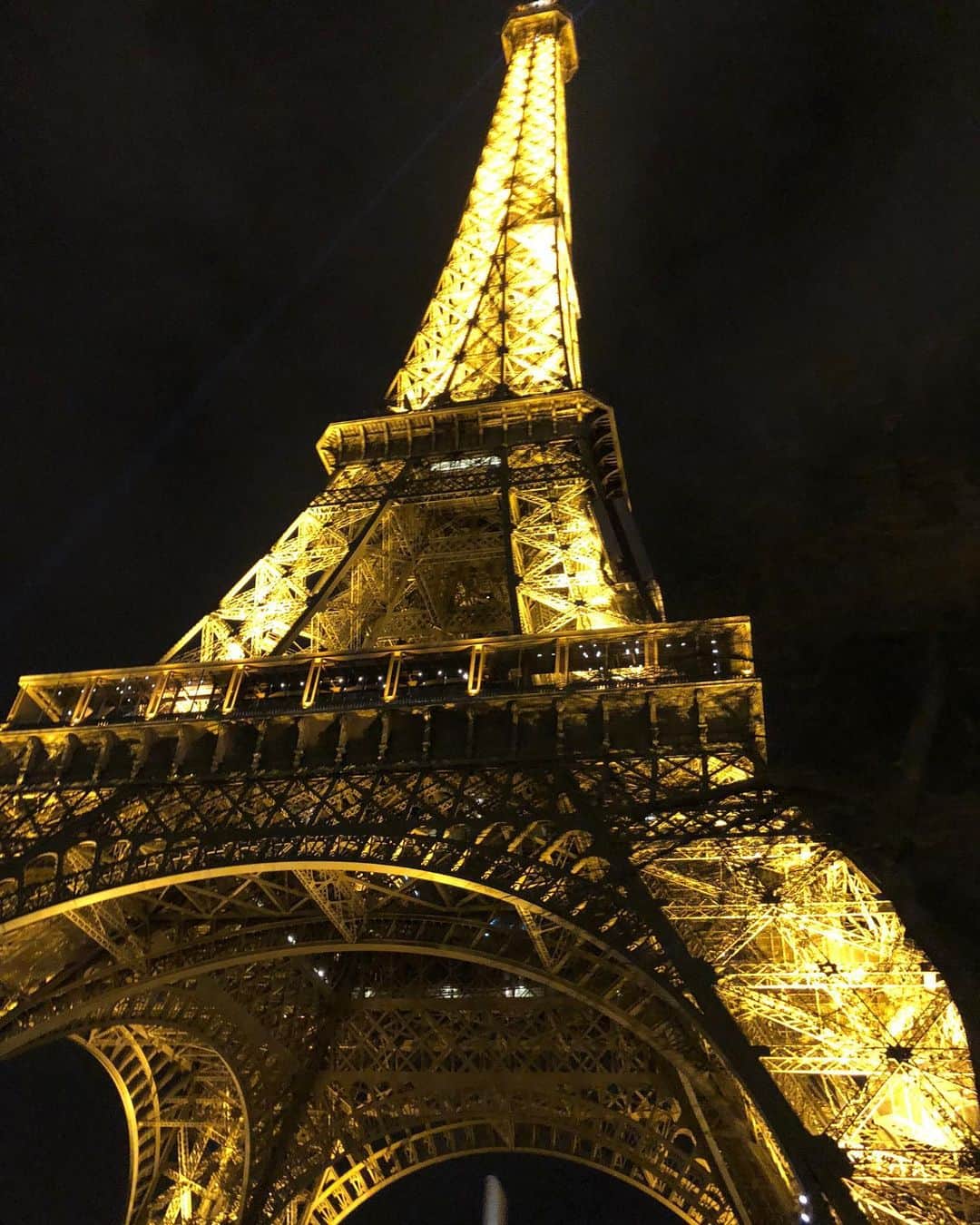 ヒュー・ジャックマンさんのインスタグラム写真 - (ヒュー・ジャックマンInstagram)「That time we were in Paris. 2017. It did not stop raining ... and I didn’t care. #throwbackthursday」1月16日 21時14分 - thehughjackman