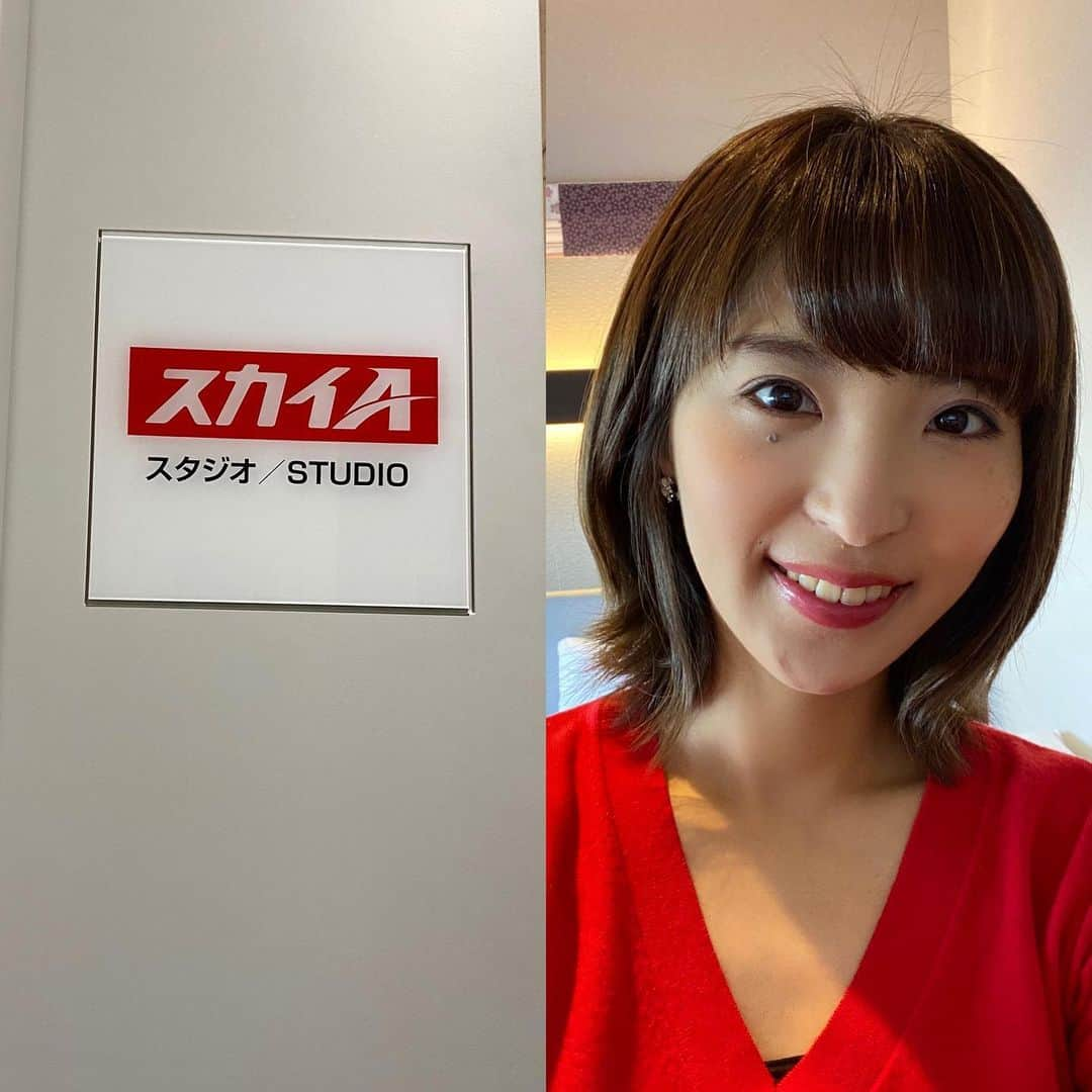 新田朝子さんのインスタグラム写真 - (新田朝子Instagram)「#スカイa カラーで収録。赤を身につけると、元気出るなぁ。全日本学生選手権大会、まもなく放送開始です🎤 1/19（日）〜1/26（日）は、毎日午後8時から🌈その後はまた告知します✨ . #チアを見るならスカイA #チアリーディング #チアリーダー #インカレ #cheerleading #tvreporter #cheer @skya_cs_sports_tv」1月16日 21時22分 - asako.nitta