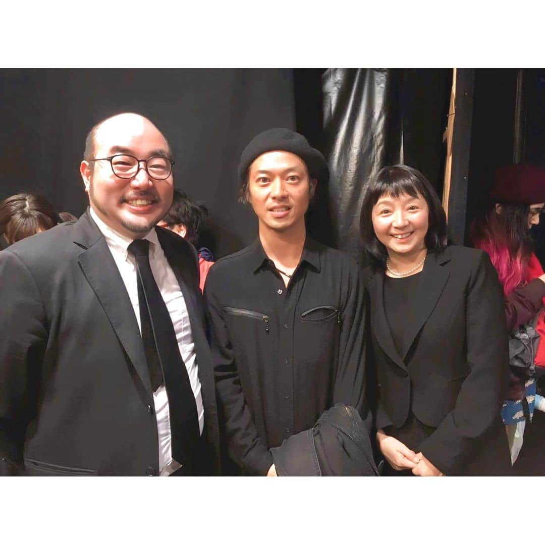 山田将司さんのインスタグラム写真 - (山田将司Instagram)「20年来の付き合いの仲で、近年は和歌山放送のラジオなどでお世話になっている伊舞なおみ姉さんにお呼ばれして、下北沢の空間リバティへ。 木下半太さん演出の舞台「お通夜イレブン」を観に行ってきました。 舞台を観るの11年ぶりかな？ もちろん脚本ありきですが、ひとりひとりの演じてる表情と呼吸で作り出すこの世界観。 まさにライブだね。 ナマの舞台はエネルギー凄いね。 パワー貰いました！！ 東京は明日17日と18日、大阪はTORII HALLにて2月7日〜11日まで。 詳しくは6枚目を。 1枚目(左から私、脚本.演出:木下半太さん、伊舞なおみさん) 2枚目(左から西郷豊さん、私、伊舞さん) 3枚目(左から田中慎也さん、私、伊舞さん、手前がYUTA919) ホント凄く面白かったので、小説ロックンロール・ストリップも購入。 ロックンロール・ストリップは詳細はまだ出てないみたいだけど今年全国公開されるみたいです。 昼メシ後にコーヒー飲んで、ぷらーっと散歩して、舞台観に行って、色々考えて、なんかいい休みだったな。 ありがとうございます。」1月16日 21時19分 - y.masashiii