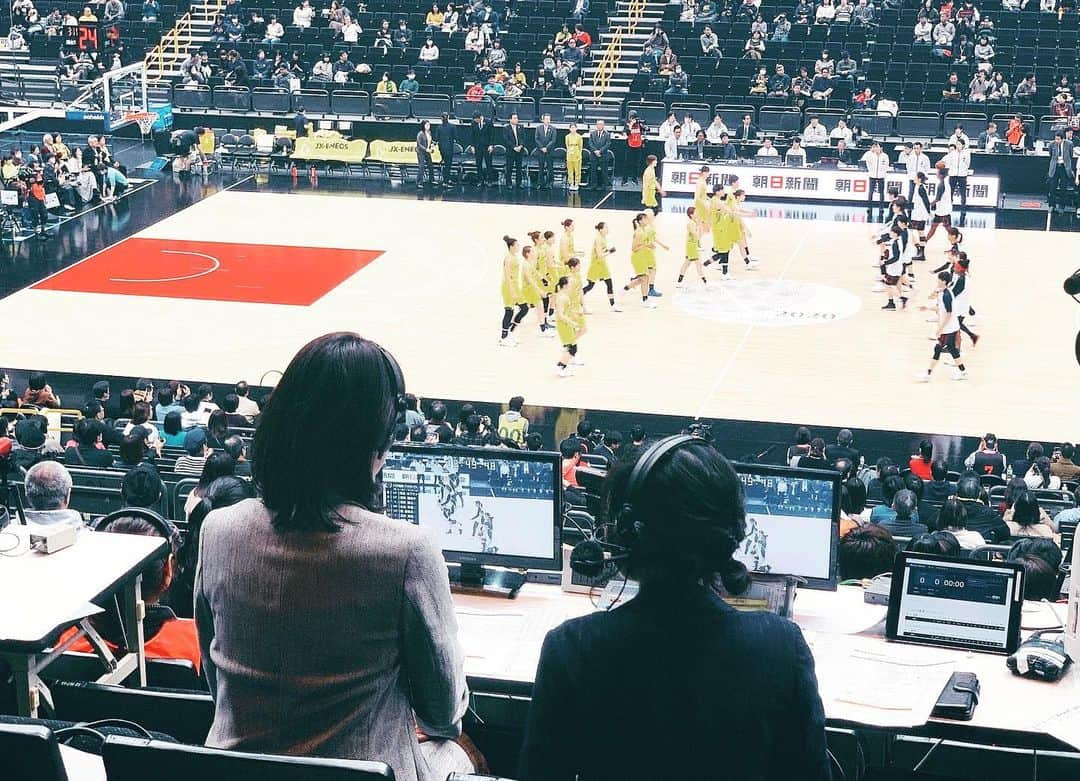 中川聴乃さんのインスタグラム写真 - (中川聴乃Instagram)「今年も男子2試合、女子3試合🏀 天皇杯、皇后杯の解説をさせて頂きました✨ ・ #天皇杯  男子最終結果 🏆優勝：SR渋谷 準優勝：川崎 第3位：滋賀／宇都宮 ・ #皇后杯  女子最終結果 🏆優勝：JX-ENEOS 準優勝：デンソー 第3位：三菱電機／トヨタ自動車 ・ 夏の予選から試合を重ね、 新年ようやく優勝が決まりました🥇✨ 今年も白熱した戦いが続き、 非常に見応えのある大会だったと思います！！ リーグ戦もまたstartしますので、 是非会場で生観戦してみてはいかがでしょうか😊☝️ ・ ・ #天皇杯　#皇后杯 #さいたまスーパーアリーナ  #東京オリンピック会場  #バスケットlive」1月16日 21時29分 - nakagawaakino24