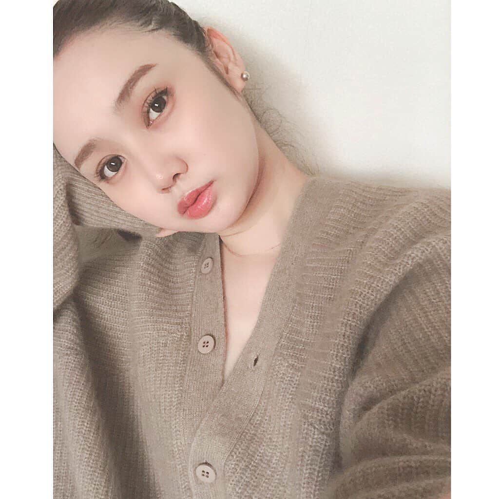 西本早希のインスタグラム：「・ カーディガン1枚で着るの 昔から 好き 😇 これ 後ろもボタンで 開けたいとこまで 開けれる ♡ @lagunamoon_com ベージュ ！」