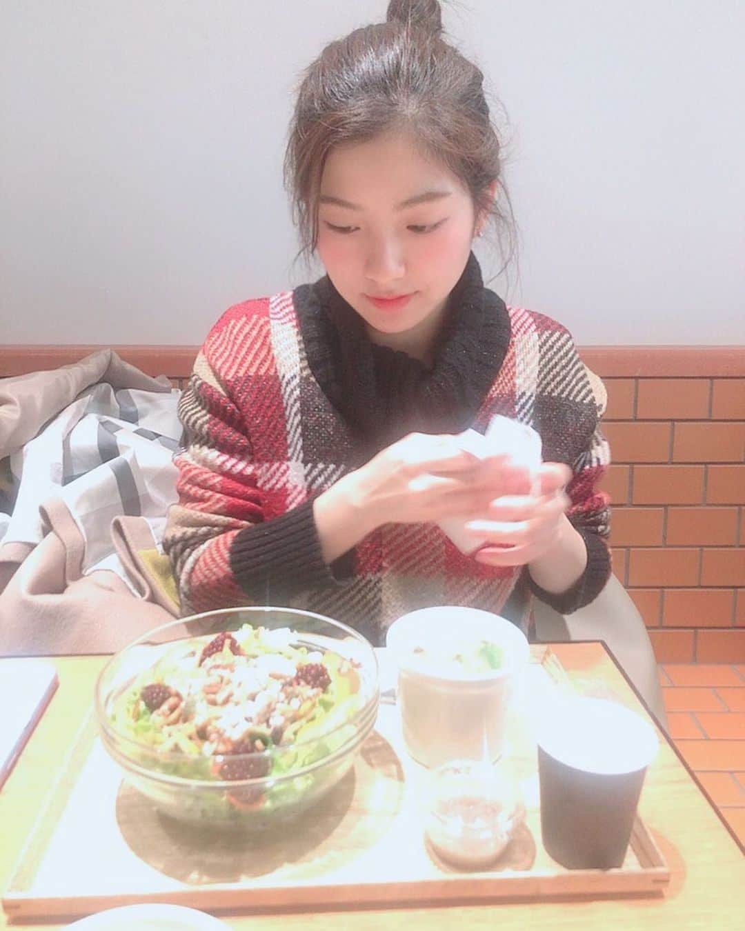 後藤楽々さんのインスタグラム写真 - (後藤楽々Instagram)「さりちゃんとご飯に行った時に 撮ってくれてた写真  にひにひしてる  ここだけの話 自分のインスタのアカウントの 女子と男子比がわかるのですが 75%男子25%女子なんですよ  まず第一に自分の需要があるかないかわからないインスタグラムをフォローしてくれてるだけで大変ありがたいのですが もっと女の子のフォローワーが増えたらなぁと思ったのです  でも思い返してみれば 自分は女の子に対して 共有できるほどの 美スタイルや美意識、美容スキルがあるわけではないので妥当だと思いました  そこで無意識のうちに増えていく 食に関する投稿、、 私の洒落てるわけでもない日常を載せるくらいなら もはや自分が行ったお店を 紹介することが一番需要があるのではないかと思えてきました👐  といいつつも、 お店で写真を撮ってもらうこと自体 実は私的には恥ずかしいことで べつに誰も見てないんですけどね ちと恥ずかしいのです  でももっとみんなが見ていて 楽しいインスタにできたらなぁと思って、、 考えをずらずらと書いただけで なにもこうする！と決めなわけではなく、、 じゃあ、書くな！という感じかもしれませんが、、笑笑  みんなはどう思うのかな〜と ちょっと気になりました  ブログの話は 観てくださるという方が思ってた以上にたくさんいて  今はここにしか長く文章を書ける場所がないので、、、 相談してみた結果 今後ブログやれそうです  もっと気軽に色んなことを ずらずらとかけそう😌嬉しい😙  そうなったらみんな観てね😙 観る！って言って観ない！とかやだよ😗  p.s これはスープストック。 サラダと塩麹のスープのセット 紹介するまでもないみなさんが知ってるお店ですが。笑 一人暮らしなので野菜を取る機会がなかなかなく 自主的に取るようには気を付けてます 1日のうちで野菜なしっていう日はないように！ 兄にはいつも驚かれるのです 野菜だけに1000円もかけれない！！と。 男の方はそうなのかな〜 男の方は1日の基礎代謝量が多いので問題ないと思いますが😇  またまた長くなってしまった。 文章を書き始めると止まらなくなってしまう。書きたいことが次から次へと浮かんできてしまって！！ お付き合いありがとうございました😇 また来るね😊  #食 #スープストック #野菜 #セントフォース  #セントフォースsprout」1月16日 21時24分 - hahahalalala0723
