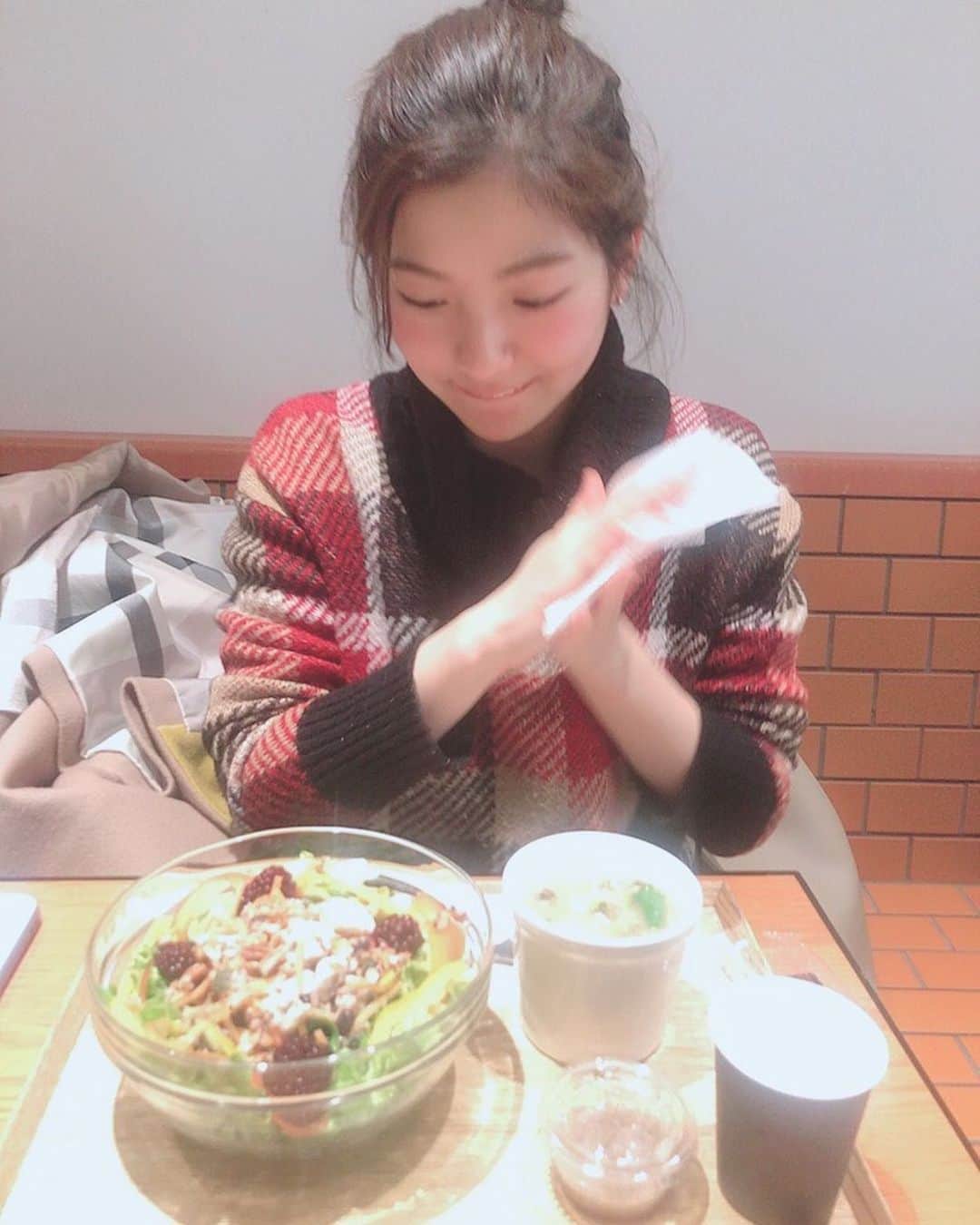 後藤楽々さんのインスタグラム写真 - (後藤楽々Instagram)「さりちゃんとご飯に行った時に 撮ってくれてた写真  にひにひしてる  ここだけの話 自分のインスタのアカウントの 女子と男子比がわかるのですが 75%男子25%女子なんですよ  まず第一に自分の需要があるかないかわからないインスタグラムをフォローしてくれてるだけで大変ありがたいのですが もっと女の子のフォローワーが増えたらなぁと思ったのです  でも思い返してみれば 自分は女の子に対して 共有できるほどの 美スタイルや美意識、美容スキルがあるわけではないので妥当だと思いました  そこで無意識のうちに増えていく 食に関する投稿、、 私の洒落てるわけでもない日常を載せるくらいなら もはや自分が行ったお店を 紹介することが一番需要があるのではないかと思えてきました👐  といいつつも、 お店で写真を撮ってもらうこと自体 実は私的には恥ずかしいことで べつに誰も見てないんですけどね ちと恥ずかしいのです  でももっとみんなが見ていて 楽しいインスタにできたらなぁと思って、、 考えをずらずらと書いただけで なにもこうする！と決めなわけではなく、、 じゃあ、書くな！という感じかもしれませんが、、笑笑  みんなはどう思うのかな〜と ちょっと気になりました  ブログの話は 観てくださるという方が思ってた以上にたくさんいて  今はここにしか長く文章を書ける場所がないので、、、 相談してみた結果 今後ブログやれそうです  もっと気軽に色んなことを ずらずらとかけそう😌嬉しい😙  そうなったらみんな観てね😙 観る！って言って観ない！とかやだよ😗  p.s これはスープストック。 サラダと塩麹のスープのセット 紹介するまでもないみなさんが知ってるお店ですが。笑 一人暮らしなので野菜を取る機会がなかなかなく 自主的に取るようには気を付けてます 1日のうちで野菜なしっていう日はないように！ 兄にはいつも驚かれるのです 野菜だけに1000円もかけれない！！と。 男の方はそうなのかな〜 男の方は1日の基礎代謝量が多いので問題ないと思いますが😇  またまた長くなってしまった。 文章を書き始めると止まらなくなってしまう。書きたいことが次から次へと浮かんできてしまって！！ お付き合いありがとうございました😇 また来るね😊  #食 #スープストック #野菜 #セントフォース  #セントフォースsprout」1月16日 21時24分 - hahahalalala0723