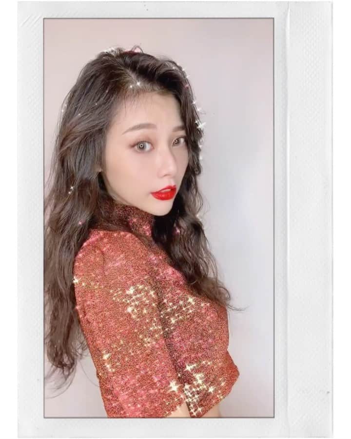張香香のインスタグラム：「好啦昨天我只是問問😛 剛好套高領把頭髮壓得像短髮所以🤣 還是覺得長髮好像可以變換較多造型😳(雖然我通常都很懶沒洗頭就戴帽子或綁起來😂) 說喜歡短髮的人等我打算懷孕的時候再剪哈哈哈哈(不知要等到何時何年🤪)」