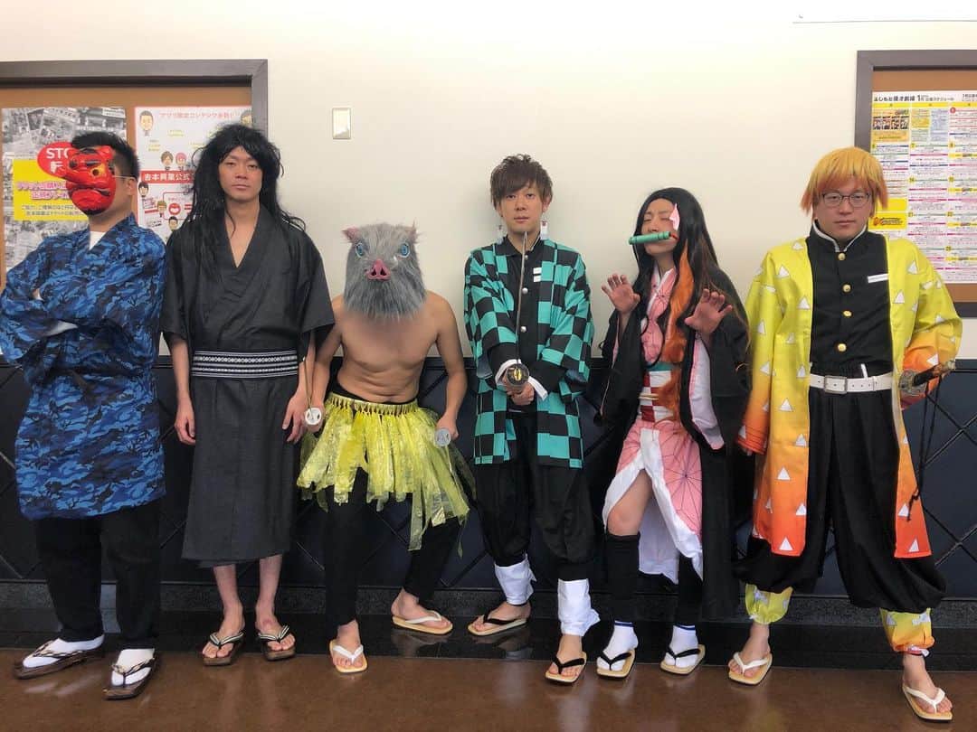 皆川勇気さんのインスタグラム写真 - (皆川勇気Instagram)「「モトナリ」ありがとうございました🙇‍♂️ 「鬼滅の刃」を再現しまして、皆さんすごく本格的な衣装を用意してもらっているなか、僕だけ座敷わらしセットでした。」1月16日 21時27分 - yuuki_minagawa
