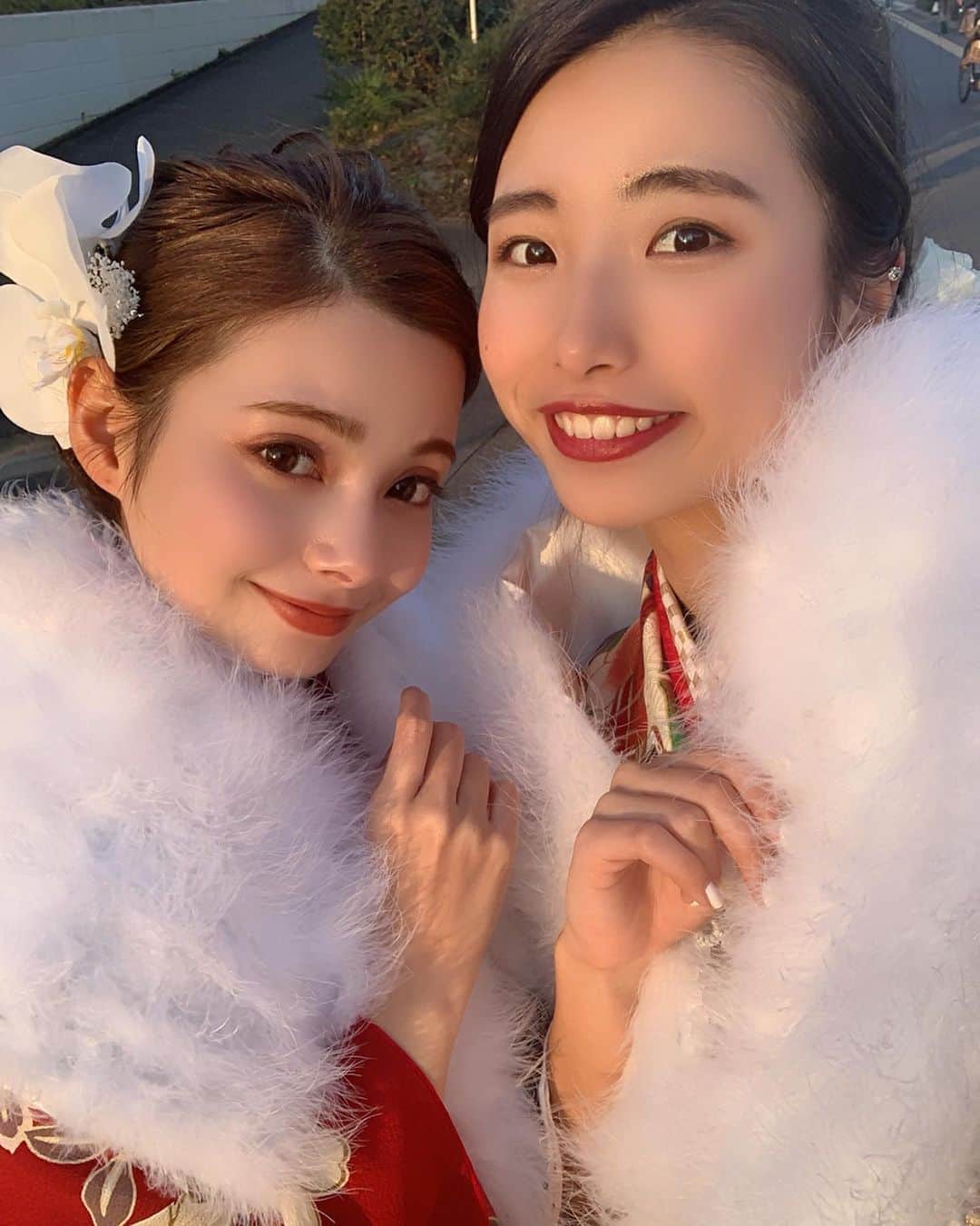 HELENAのインスタグラム：「先日無事に成人式を迎えました！ 感謝です。☺️✨ 落ち着いた赤の振袖に金の帯、髪には胡蝶蘭をつけました！ 大好きなみんなと出席して楽しかったなぁ💛髪のアップとかお洒落な写真も撮っておけばよかった…！！笑(友達と笑い合って目がない写真ばっかり) 2枚目は前祝で着た時の写真です🤳 #成人式 #成人式メイク　#成人式ヘア #胡蝶蘭ヘア」
