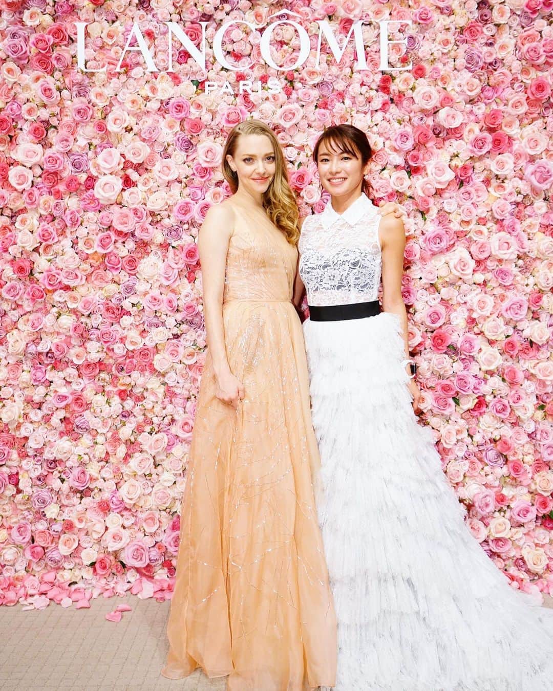 内山理名さんのインスタグラム写真 - (内山理名Instagram)「𝔻𝕚𝕟𝕟𝕖𝕣 𝕨𝕚𝕥𝕙 𝔸𝕞𝕒𝕟𝕕𝕒 𝕊𝕖𝕪𝕗𝕣𝕚𝕖𝕕.. ・ ディナーは　LANCOMEグローバルアンバサダーである　アマンダ・サイフリッドも。可愛かったなぁ🌹🤍 ・ ドレスは"Dosqa Tokyo" 着てみたかったブランドで　どのドレスも魅力的過ぎて…最終的にデザイナーの　@daichi_1127 くんに選んでもらいました。ありがとう！！ ・ 薔薇のパネル前で幸せでした。 ・ #lancomeofficial  #dosqatokyo  #クラリフィック  #アマンダ」1月16日 21時36分 - rinauchiyama_official