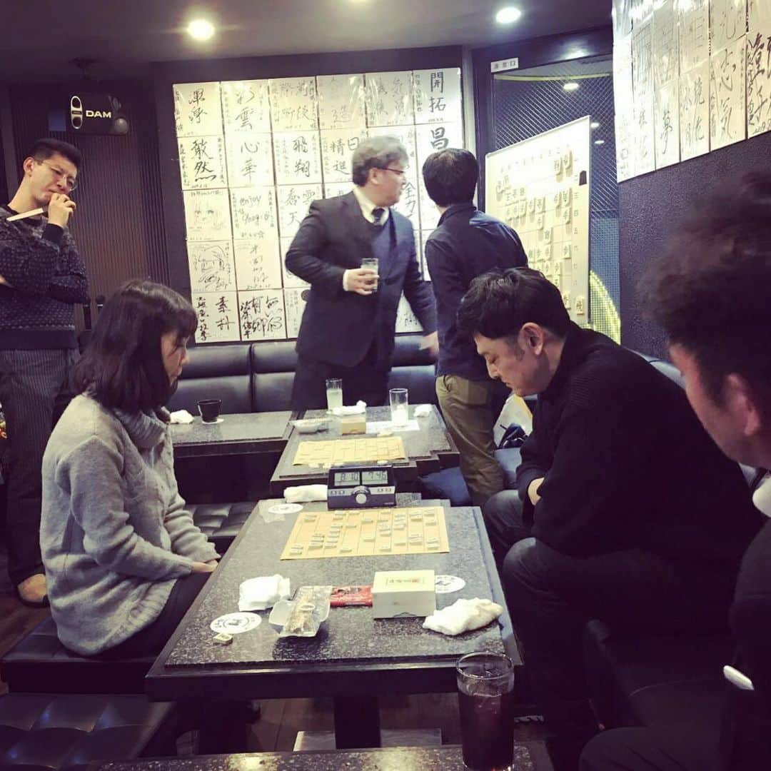 宮田麺児のインスタグラム：「子供将棋大会　クラウドファンディングのリターン  打ち上げ参加リターンの写真  クラファンの醍醐味がでた最高のリターン  #将棋#長谷川女流二段 #てつじ#将棋barルゥク」