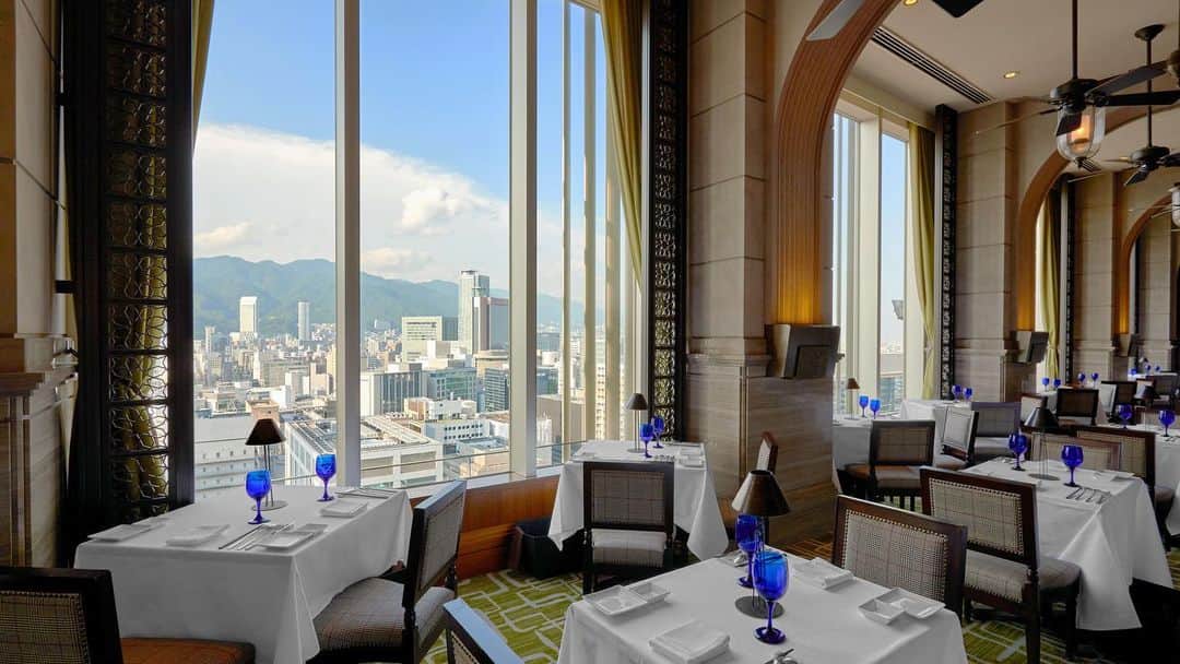 のインスタグラム：「. Your T.G.I.F lunch spot awaits. _ #maindiningbythehouseofpacific #tgif #kobelunch #ホテルランチ #神戸 #omotenashihotels #orientalhotelkobe #orientalhotel #オリエンタルホテル」