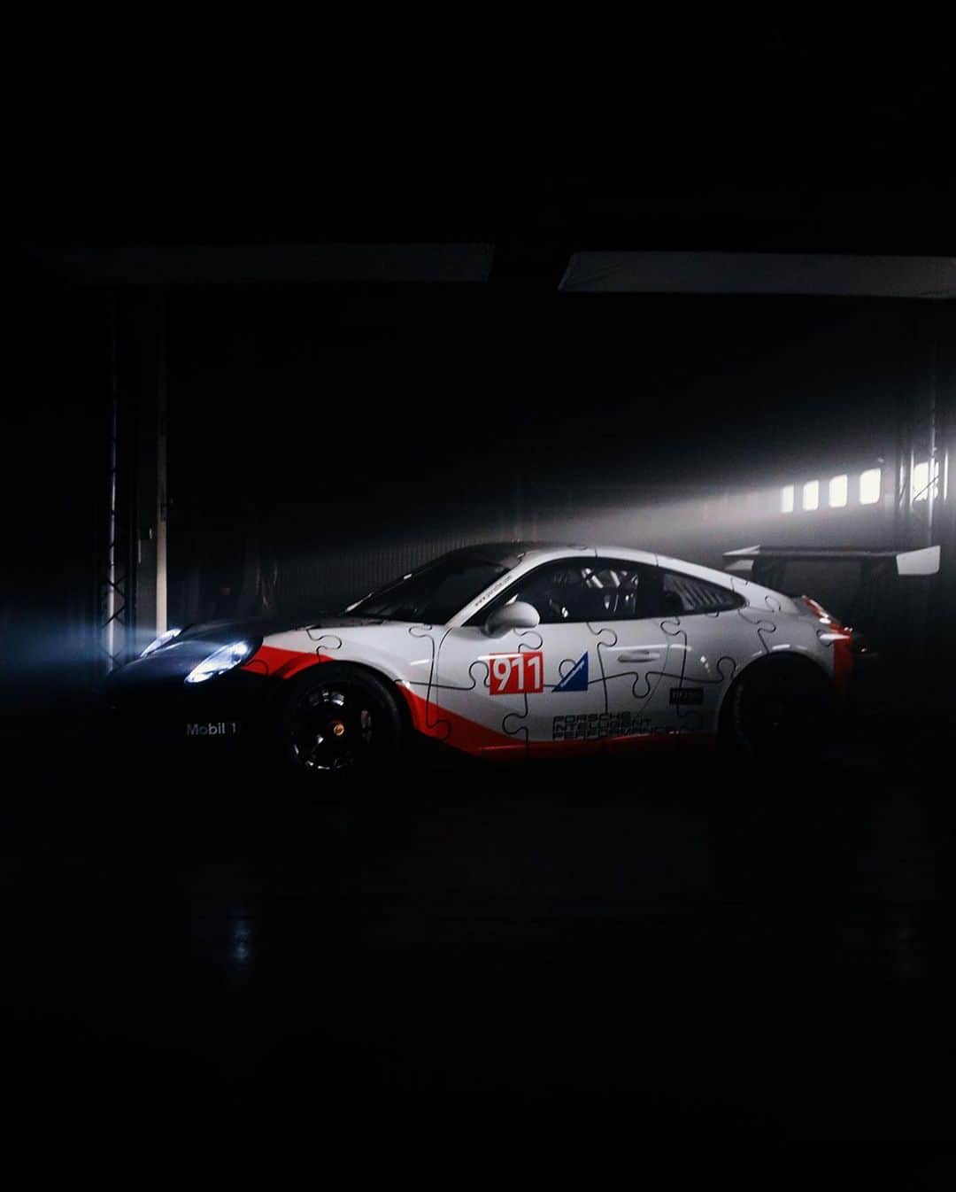 Porscheさんのインスタグラム写真 - (PorscheInstagram)「The lines between racing and simracing are merging more and more. In our newest episode of #PorscheTop5 we teamed up with Porsche Esports Supercup champion @jkrogers_92 and our GT driver @svenmueller_92 to discuss the parallels. ⁣ #simracing #porschegt @coandasimsport ⁣」1月16日 21時44分 - porsche