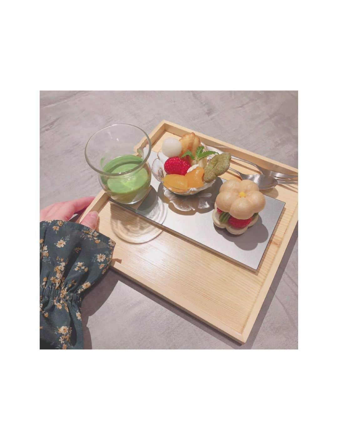 樋口なづなさんのインスタグラム写真 - (樋口なづなInstagram)「🕊 京都駅にある #茶寮fukucha 🍵 宇治抹茶フォンデュと苺フラワー最中 🍓𓂃𓈒𓏸 . . 抹茶だいすきだから本当に幸せだった〜〜〜 けど 寒くてほっぺと鼻が真っ赤 、(笑) . . . #京都駅ビル #京都駅カフェ #京都カフェ #カフェ巡り」1月16日 21時45分 - nazuna_higuchi