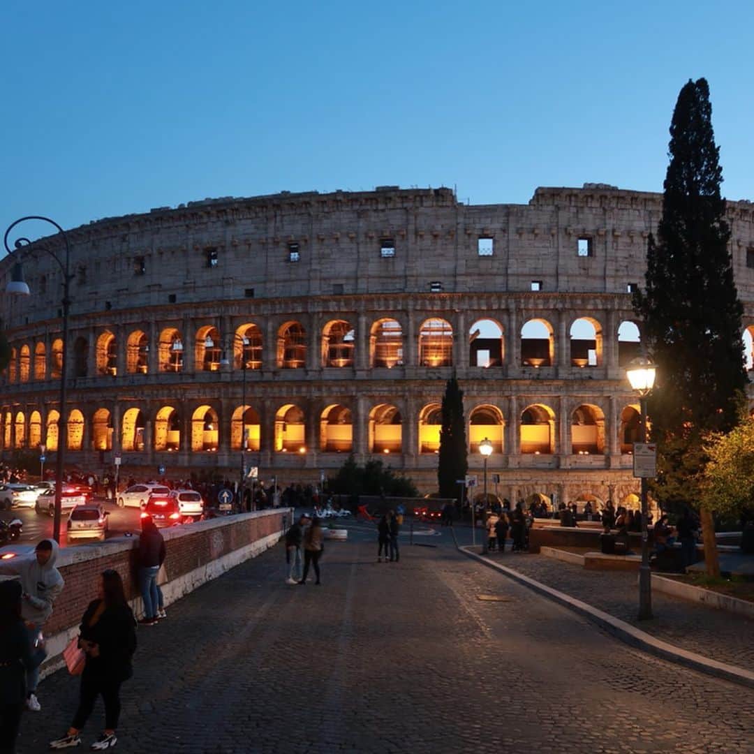 ベルさんのインスタグラム写真 - (ベルInstagram)「. ローマは一日して成らず . 要所だけをかいつまんで優れたものをつくるなんて不可能。 . じっくり向き合って納得いくものをつくっていきたい。 . #コロッセオ #イタリア #イタリア旅行 #ローマ #🇮🇹 #colosseo #colosseum #rome」1月16日 21時45分 - belle.gokigenyou