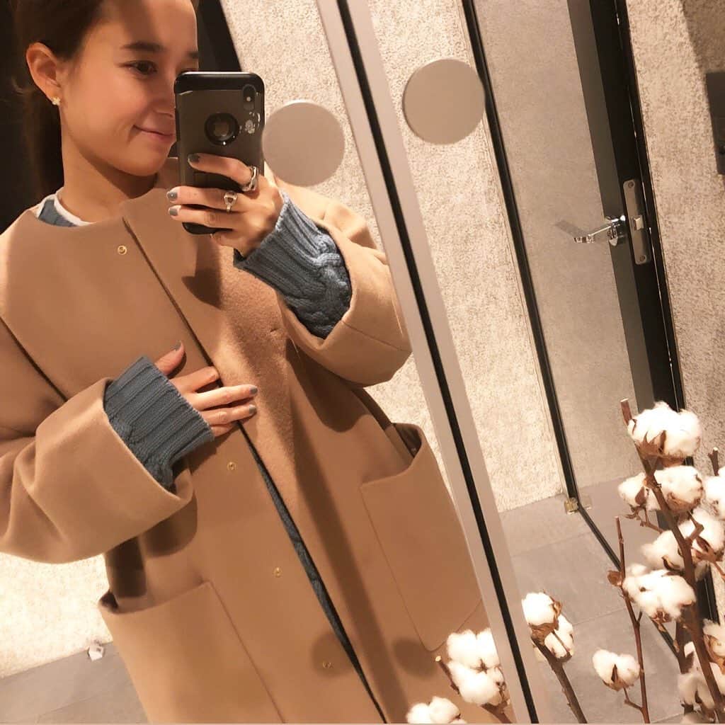 のインスタグラム：「・ やっと毎日コート⛄️ ・ 今日は次の秋冬のデザイン出し 次の冬もまた暖冬なのかどうなのか、 だれか教えてちょんまげ🤪 HPにSpringのlook bookが公開になりました💕 @_y_o_r_i_ ・ ・ #ootd coat#yori_japan  knit#blamink」