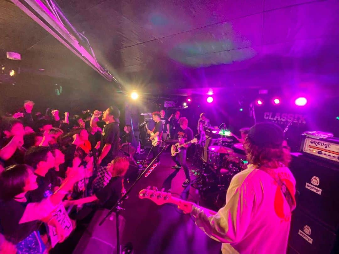 須賀真太郎さんのインスタグラム写真 - (須賀真太郎Instagram)「2020.01.15 町田CLASSIX dustbox & TOTALFAT presents "New Year's Good Riddance"  新年一発目のライブをいきなり決めてゲリラ的にやって、あんなに最高な１日を作れたのは嬉しかったなぁ！楽しかったね(ﾟ∀ﾟ)！！ 新年一発目はあのくらいふざけまくってもいいよねw またやりたい！  #大きなイチモツ」1月16日 21時57分 - sugacurry