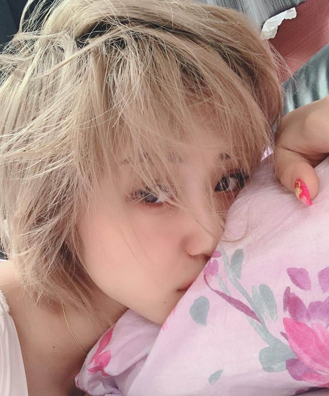 五月千和加さんのインスタグラム写真 - (五月千和加Instagram)「. Messy hair😒💋 寝起きなんてカラコンも化粧もしてないし頭はボサボサよ #messyhair #hairstyles #haircolor #lazy」1月16日 21時57分 - satsuki_senwaka