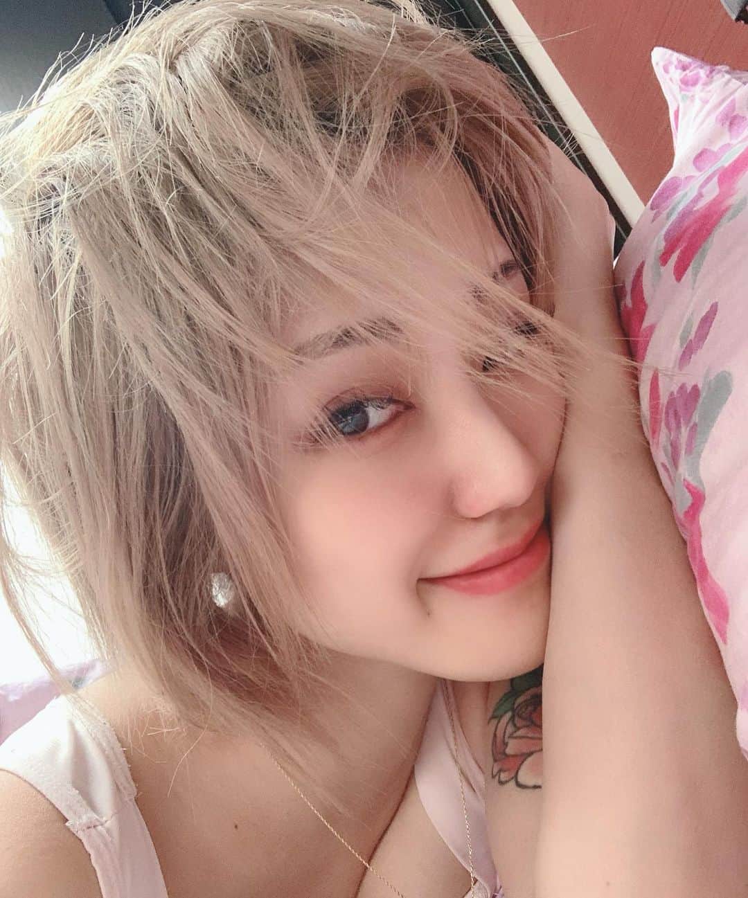 五月千和加さんのインスタグラム写真 - (五月千和加Instagram)「. Messy hair😒💋 寝起きなんてカラコンも化粧もしてないし頭はボサボサよ #messyhair #hairstyles #haircolor #lazy」1月16日 21時57分 - satsuki_senwaka