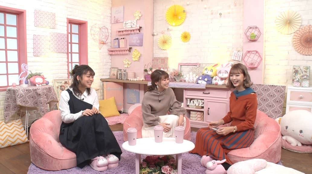フジテレビアナウンサーのインスタグラム：「. この可愛いセットは…… そう！＃ミレニアガール❣️ チッヒーこと杉原アナと出させてもらいました😌 アナウンサーにとってゲストとして出演して、お話をさせてもらうのはとっても新鮮😍✨ 藤田ニコルさんとの女子トークが楽しすぎて、話しすぎてしまいました😅💓 今夜25:55~26:55 1/23(木)23:55~26:55 ２週連続放送です😉 ぜひ！  #ミレニアガール #ミレガ #藤田ニコル　さん #杉原千尋 #鈴木唯 #フジテレビアナウンサー」