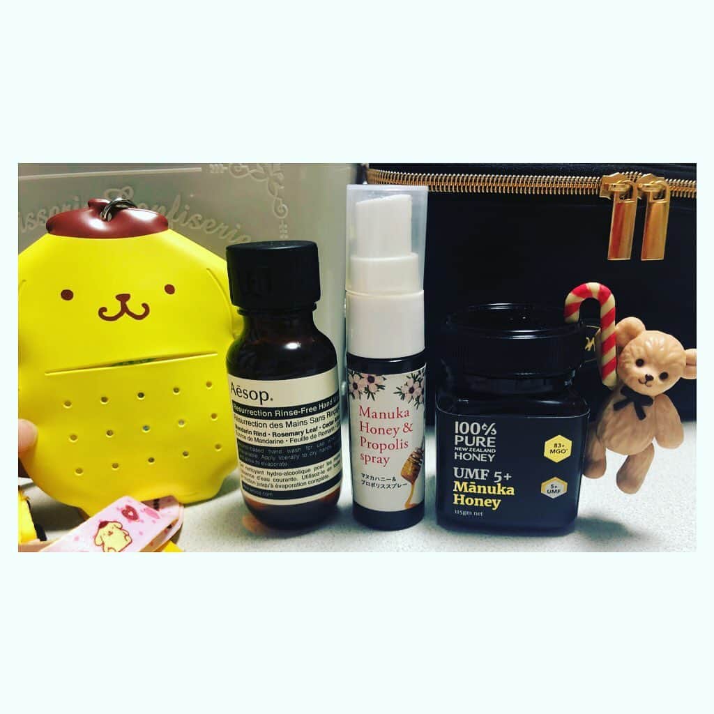 國分優香里のインスタグラム：「✩ 今日のお仕事の前にインフル&風邪対策グッズを買い足しました！（左から2番目のハンドジェル✋） ✩ 左から、 ウイルスオフチャーム リンスフリーハンドウォッシュ マヌカハニー&プロポリススプレー マヌカハニーライト ✩ 周りがかなりインフルエンザにやられていてビクビクしていますが、私は今のところ元気です💪💨 この子たちのおかげかも？🥺✨ ✩ 皆様もしっかりと対策して、元気に冬を乗り切って下さいねー！☃️ ✩ あ、明日は雪が降るかもしれないらしいです…💦 あったかくしてお過ごし下さいね♨️ ✩ ✩ ✩ #ポムポムプリン　#イソップ  #リンスフリーハンドウォッシュ #マヌカハニー&プロポリススプレー　#マヌカハニー　#ニールズヤード #スプレーは頂き物で愛用しています❤️ #全部かばんに入れてるから重い　#プリンの寿命は60日　#インフルエンザ対策」