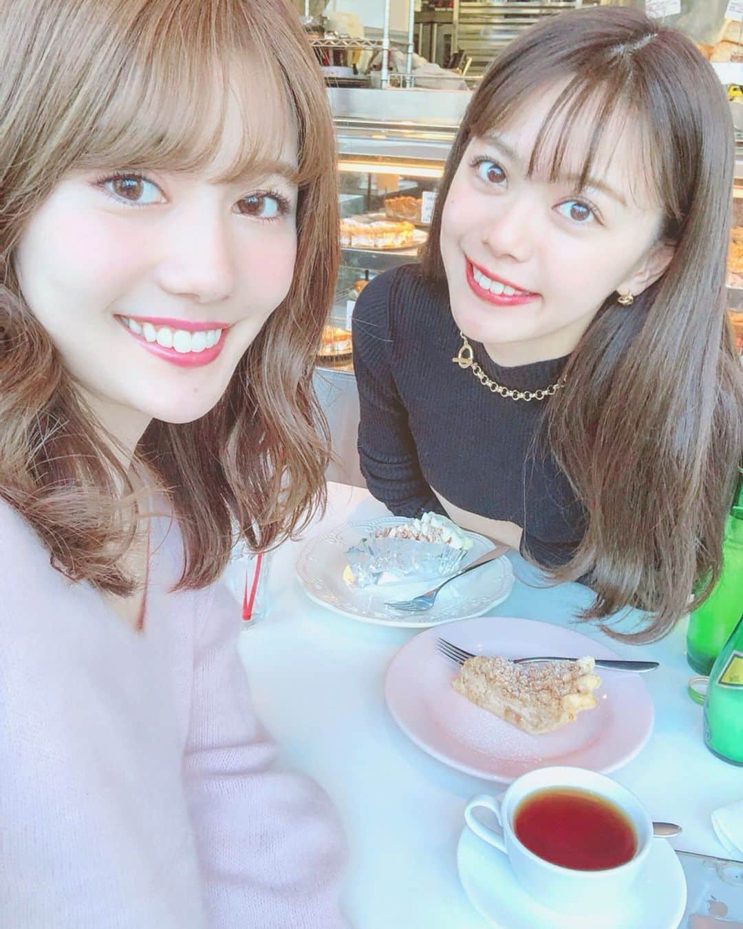 山崎春佳さんのインスタグラム写真 - (山崎春佳Instagram)「🍎❤︎ . まゆぽんとおちゃ❁ 前に一緒にお邪魔した  @midastouch_official の アクセを2人してつけてたよ♡⍢⃝♡ . ゴールドチェーンのデザイン、かっこかわゆいのです！ しかもリーズナブル✨ @mikapu0519 ちゃん、選んでくださりありがとうございました💋⋆* . チョコレートのパイ初めて食べたけどおいしかった🥧♡︎ #1日3甘いもの #控えなきゃなぁ . #me #tbt #accessory #accessories #goldchain #necklace #bracelet #appletiser #chocolate #chocolatepie #yum #daikanyama #代官山カフェ #代官山 #松之助ny #チョコレートパイ #ゴールドチェーン #ゴールドチェーンネックレス #ゴールドチェーンブレスレット #アップルタイザー #瓶から飲むやつ」1月16日 22時01分 - haruka_yamazaki