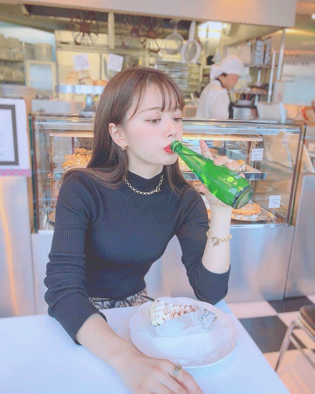 山崎春佳さんのインスタグラム写真 - (山崎春佳Instagram)「🍎❤︎ . まゆぽんとおちゃ❁ 前に一緒にお邪魔した  @midastouch_official の アクセを2人してつけてたよ♡⍢⃝♡ . ゴールドチェーンのデザイン、かっこかわゆいのです！ しかもリーズナブル✨ @mikapu0519 ちゃん、選んでくださりありがとうございました💋⋆* . チョコレートのパイ初めて食べたけどおいしかった🥧♡︎ #1日3甘いもの #控えなきゃなぁ . #me #tbt #accessory #accessories #goldchain #necklace #bracelet #appletiser #chocolate #chocolatepie #yum #daikanyama #代官山カフェ #代官山 #松之助ny #チョコレートパイ #ゴールドチェーン #ゴールドチェーンネックレス #ゴールドチェーンブレスレット #アップルタイザー #瓶から飲むやつ」1月16日 22時01分 - haruka_yamazaki