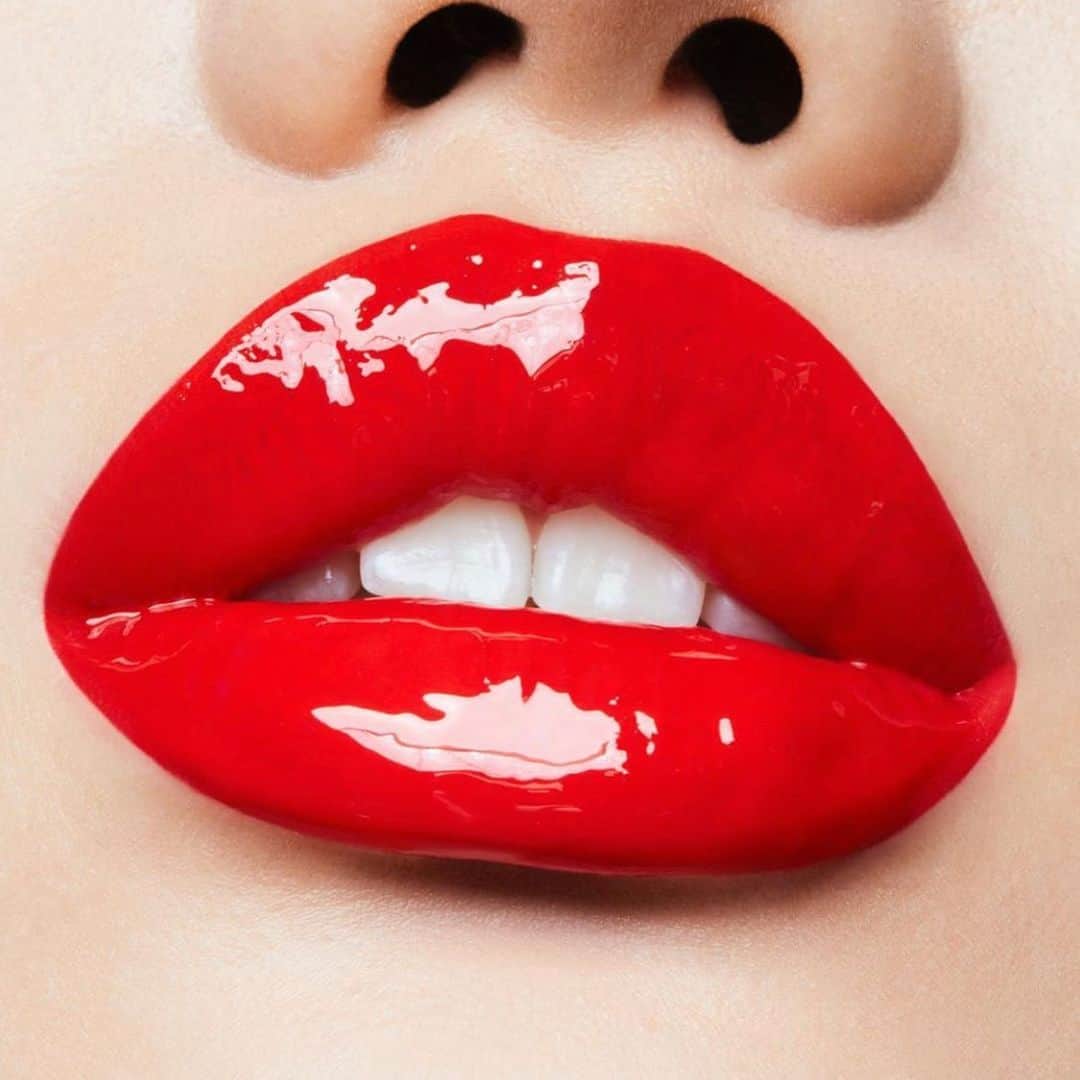 M∙A∙C Cosmetics Japanさんのインスタグラム写真 - (M∙A∙C Cosmetics JapanInstagram)「【明日全店発売】 鮮やかな発色と高いツヤ感で、﻿ 唇に3Dの輝きを💋✨﻿ ﻿ クリーミーなのに、べたつかず﻿ 軽いつけ心地のリキッドリップで唇を彩って。﻿ ﻿ ﻿ *1月14日(火) 公式オンラインショップ発売﻿ *1月17日(金)　全国発売﻿ ﻿  #MACPatentPaintLipLacquer﻿ #MACパテントペイントリップラッカー﻿ ﻿ ﻿  #PatentPaintLip #MACLovesLips #MACCosmeticsJapan #MACコスメ #MACCosmetics #コスメ #メイク #リキッドリップ #リップグロス #パーティーメイク #リップメイク #リップ #ツヤリップ #セルフメイク #お気に入りコスメ #コスメ紹介 #おすすめコスメ #ポーチの中身 #lip #lipmakeup #cosmetics」1月16日 22時08分 - maccosmeticsjapan
