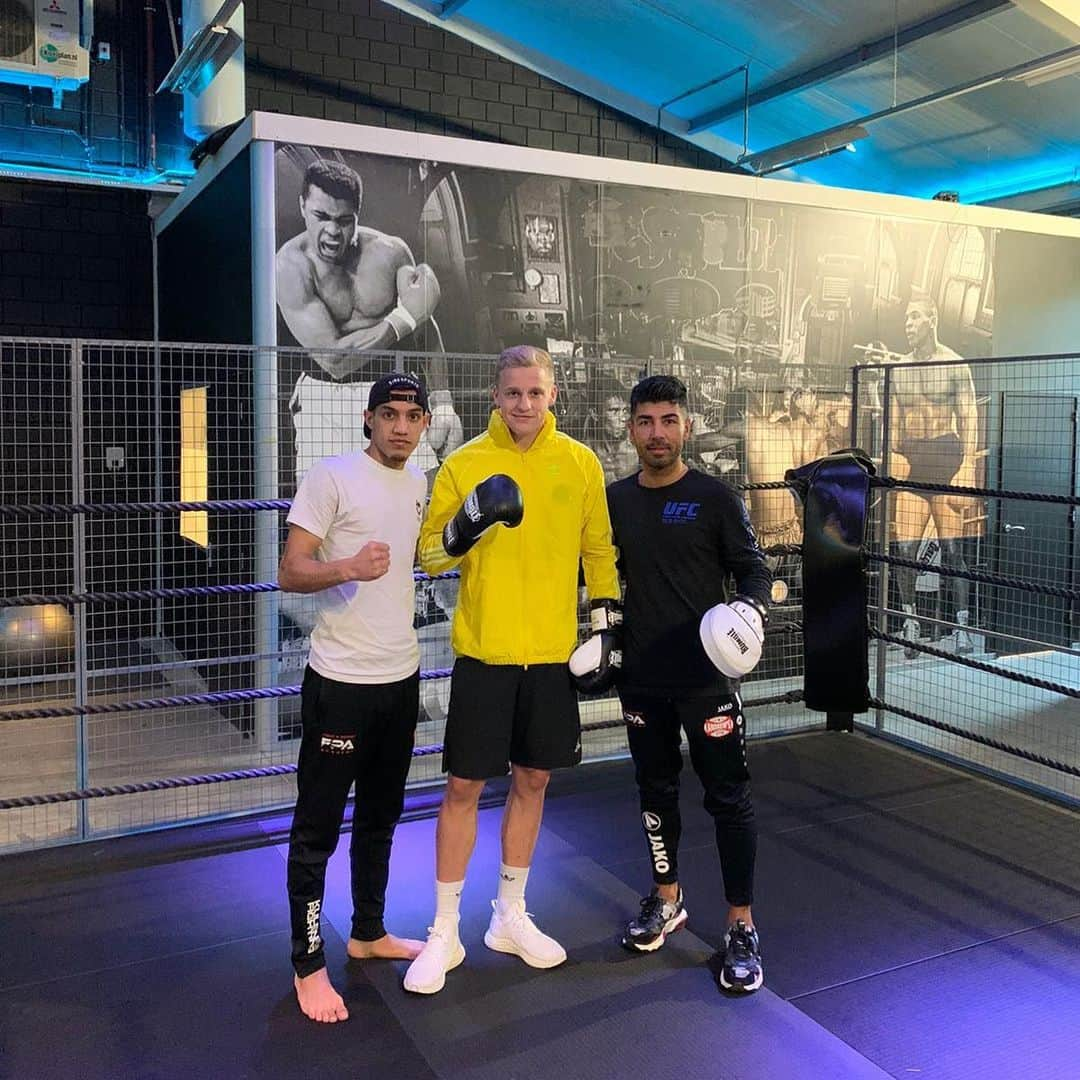 ドニー・ファン・デ・ベークさんのインスタグラム写真 - (ドニー・ファン・デ・ベークInstagram)「Happy for my friend @azad_dire_ with his new gym 🔥. Visit the @dire.gym for kickboxing or a power training 🥊」1月16日 22時14分 - donnyvdbeek