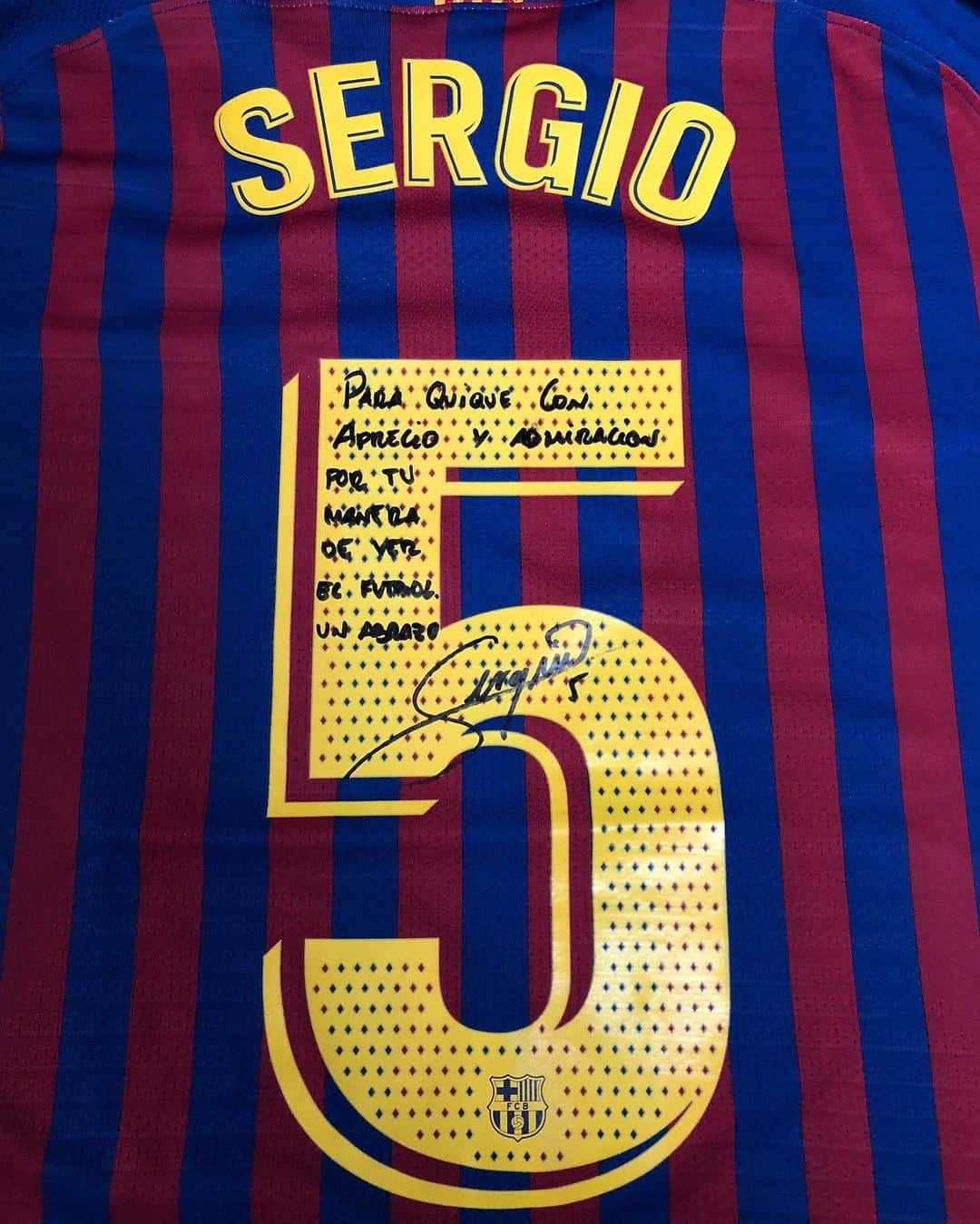 FCバルセロナさんのインスタグラム写真 - (FCバルセロナInstagram)「✨ @5sergiob & Setién = meant to be 👌 🖋️ "For Quique with admiration for the way you understand football, hug, Sergio".」1月16日 22時10分 - fcbarcelona