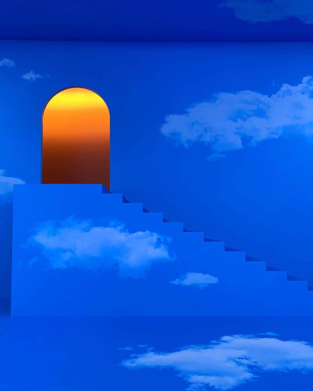ルイ・ヴィトンさんのインスタグラム写真 - (ルイ・ヴィトンInstagram)「#LVMenFW20 Heaven on Earth. #VirgilAbloh’s latest #LouisVuitton Show is set in a surrealist cloudscape taken over by oversized tools of the trade. Watch the fashion show now on IGTV or louisvuitton.com」1月16日 22時19分 - louisvuitton