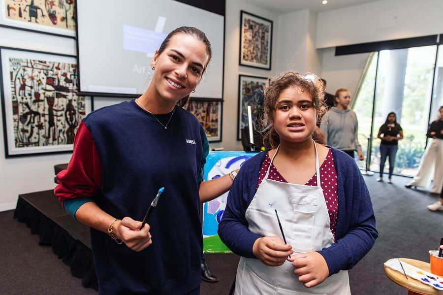 アイラ・トムリャノビッチのインスタグラム：「It was so much fun today spending time with kids from The Royal Children’s Hospital at the @artserieshotels as they painted portraits of us! #artserieshotels」