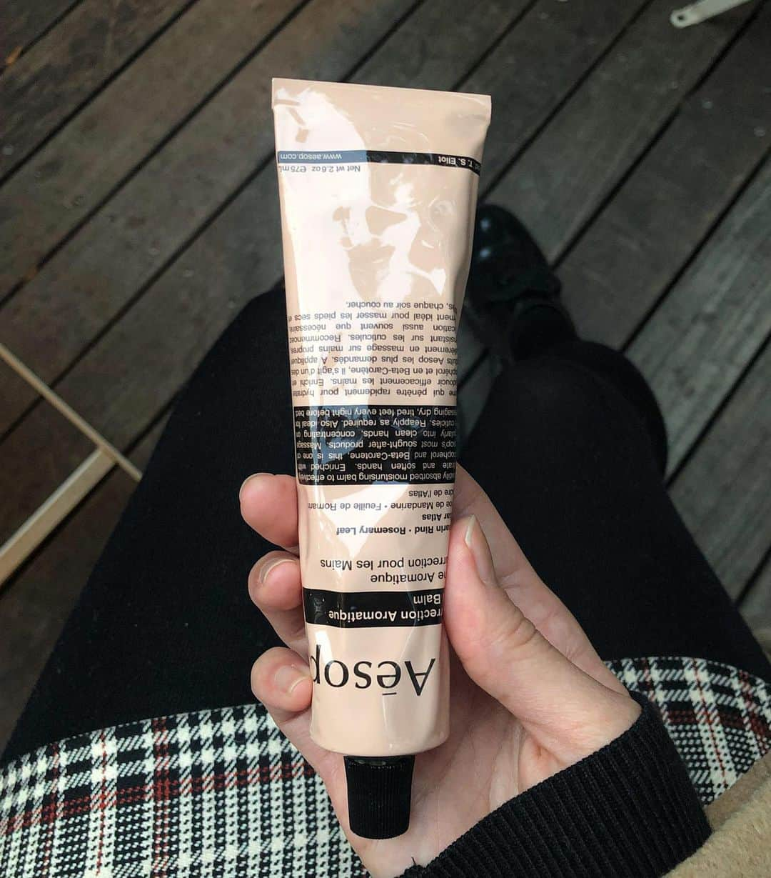 東美樹さんのインスタグラム写真 - (東美樹Instagram)「🧡🤎🤍 Always hard to find the right product for your skin. But this one I’ve been using for a few years and am going to!Love you @aesopskincare xxx しっとりするのにベタつかないコスパも最高な定番item. これからも愛用し続けます♡ . #Aesop #mikkosbeauty  #イソップ #スキンケア #ハンドクリーム #コスパ最高」1月16日 22時20分 - mikko.36___