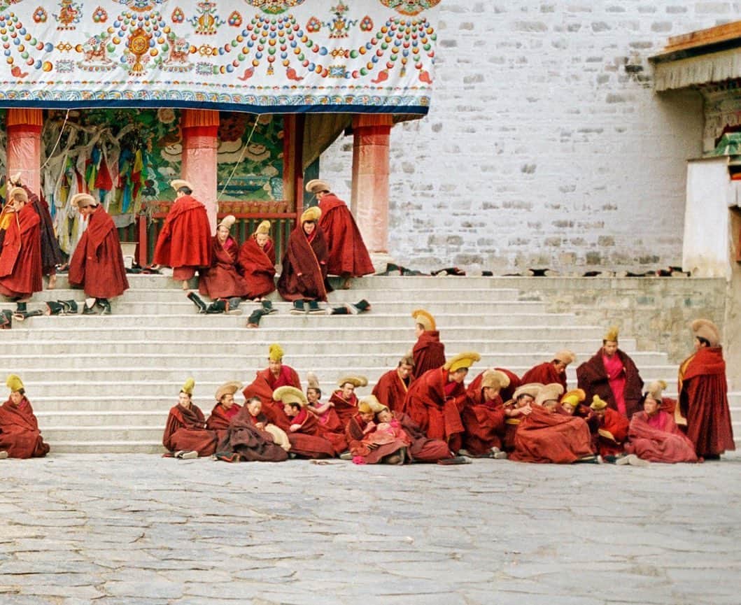 ナショナルジオグラフィックさんのインスタグラム写真 - (ナショナルジオグラフィックInstagram)「Photo by Matthieu Paley @paleyphoto I Buddhist monks gather in front of the Labrang Monastery before the morning prayer, in the Gansu Province, in China. Shot with a panoramic film camera—swipe to see the full image. To view more of our world, follow @paleyphoto #yellowhat #gelugpa #tibetanbuddhism」1月16日 22時31分 - natgeo