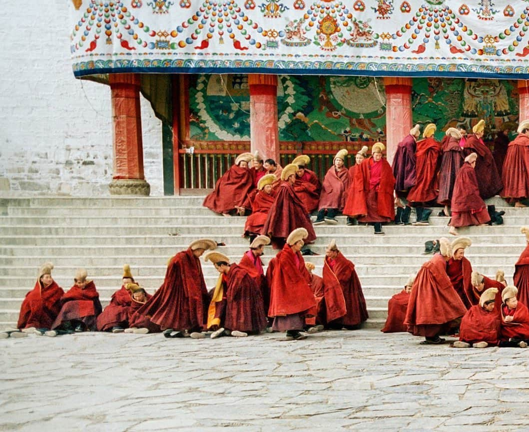 ナショナルジオグラフィックさんのインスタグラム写真 - (ナショナルジオグラフィックInstagram)「Photo by Matthieu Paley @paleyphoto I Buddhist monks gather in front of the Labrang Monastery before the morning prayer, in the Gansu Province, in China. Shot with a panoramic film camera—swipe to see the full image. To view more of our world, follow @paleyphoto #yellowhat #gelugpa #tibetanbuddhism」1月16日 22時31分 - natgeo